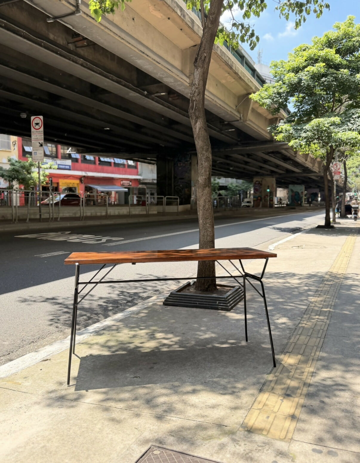 Mesa / Aparador com tampo em Jacarandá e base em ferro