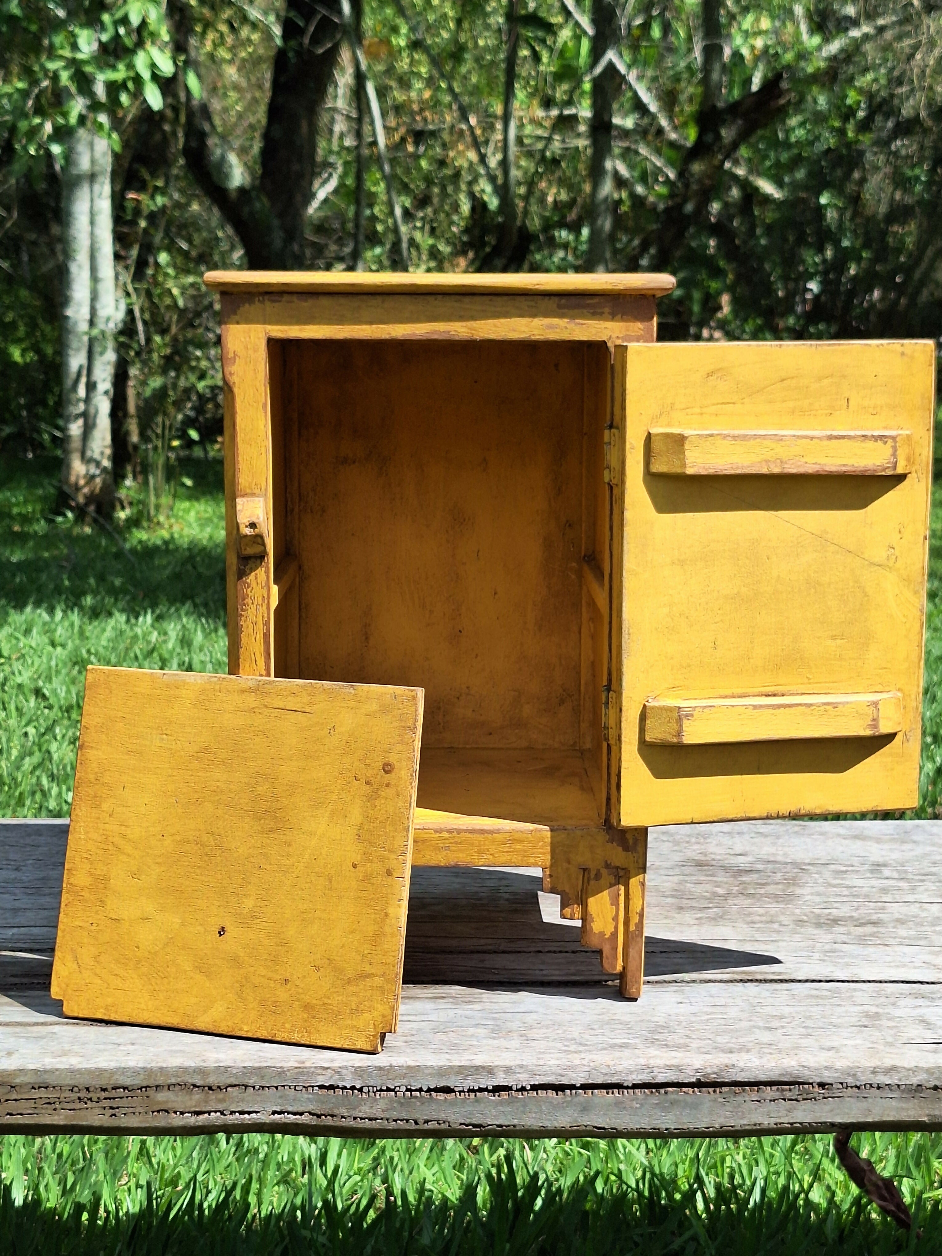 Mesinha de Cabeceira / Armarinho Tinta Gasta Amarela Madeira Maciça Garimpo Mineiro