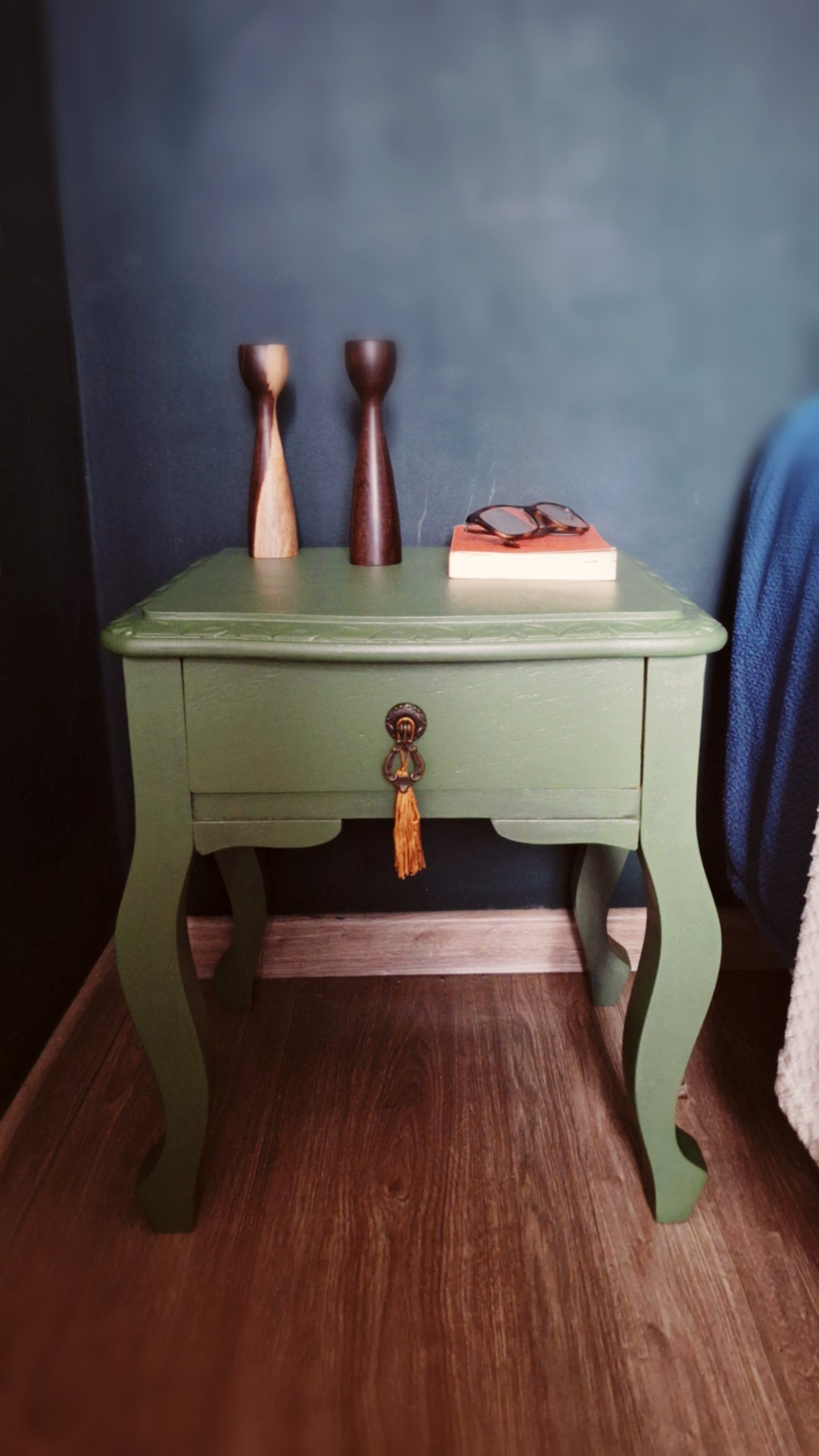 Par de mesa de cabeceira anos 50 com pintura verde 