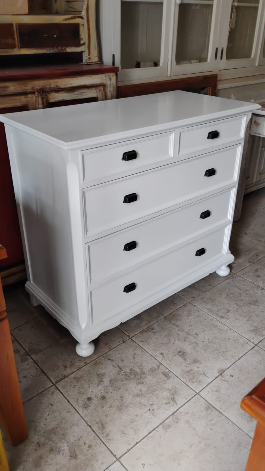 Cômoda antiga laqueda em branco com puxador preto (5 gavetas) 