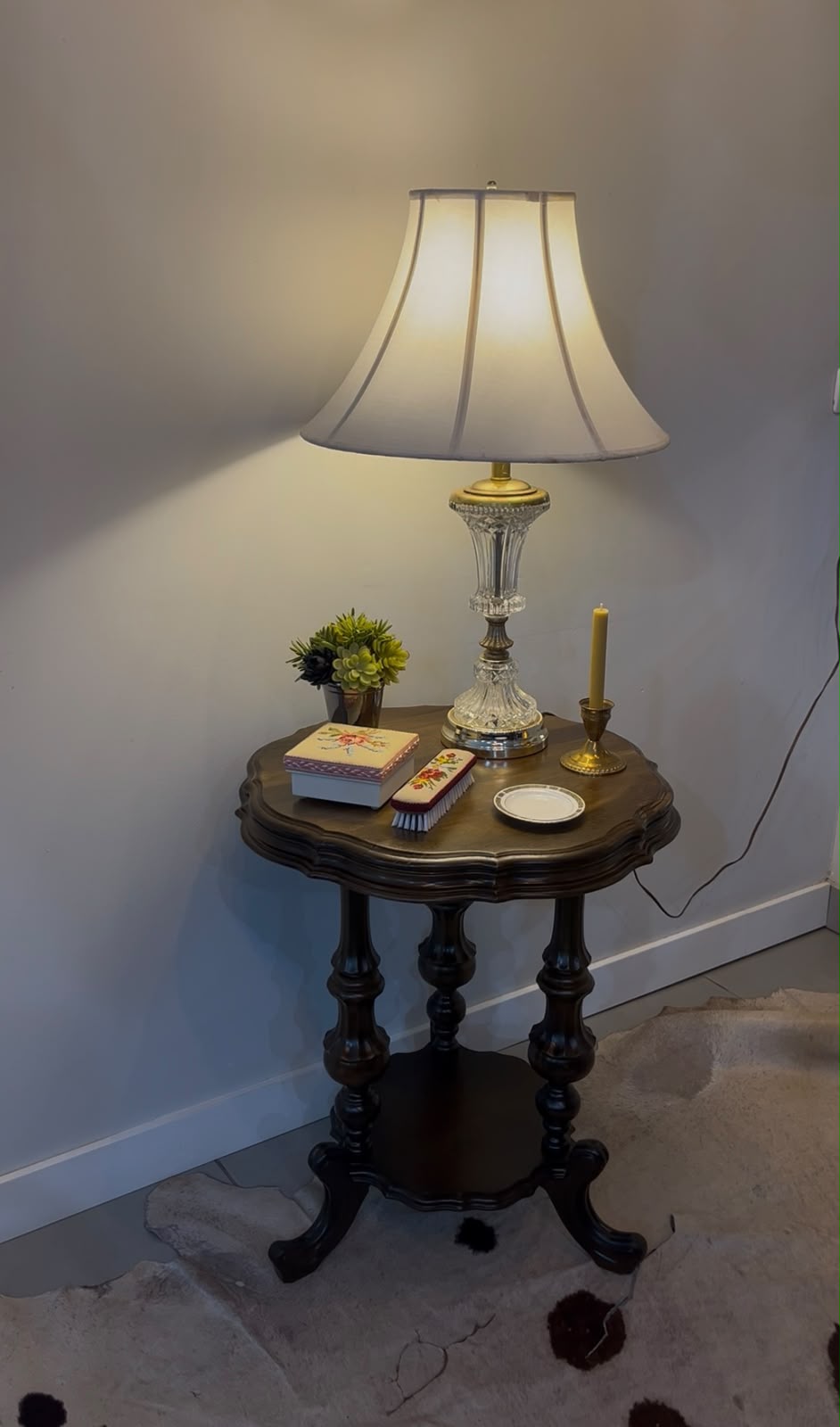 Mesa Lateral Arredondada Clássica em Madeira com Colunas Torneadas – 72 × 57 cm