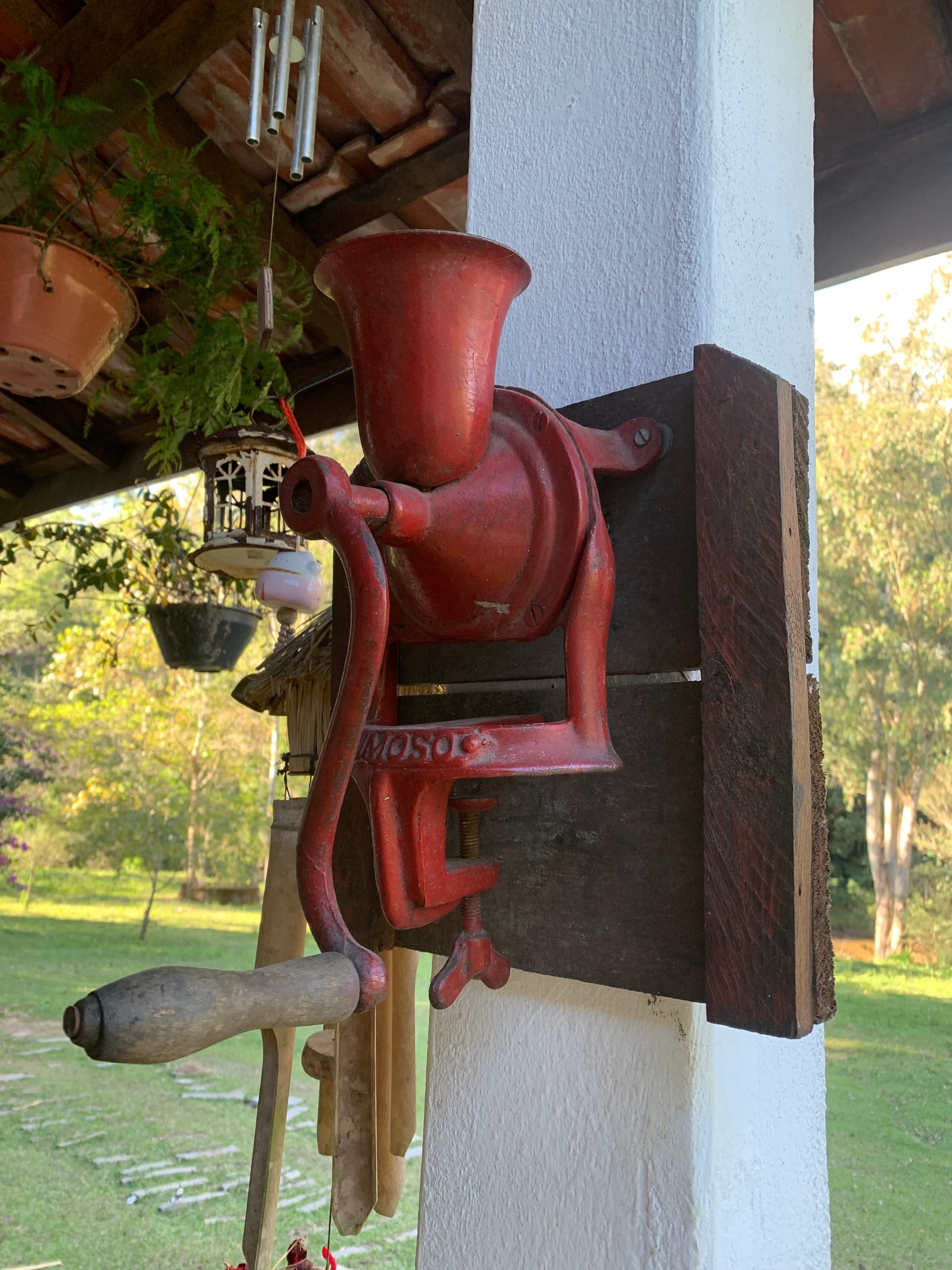 Antigo moedor de grãos Mimoso com suporte