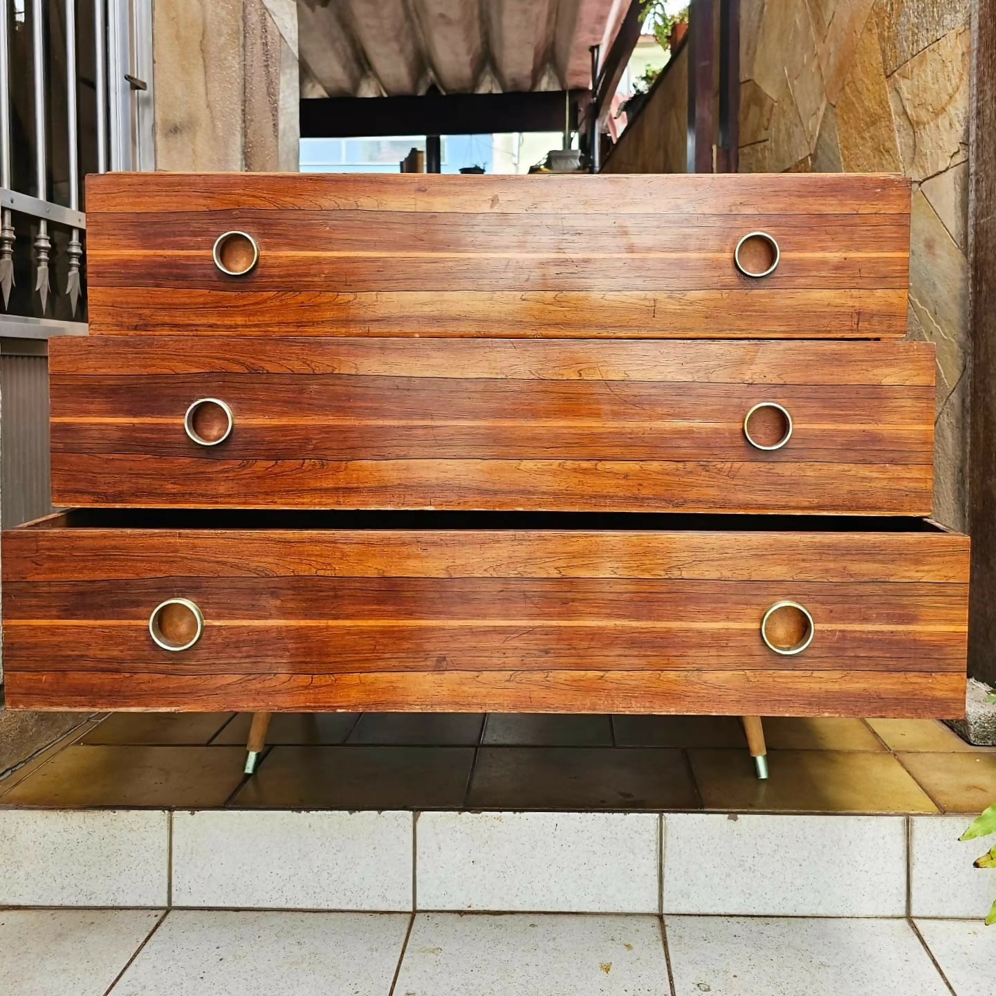 Cômoda Cimo em caviuna, contendo 3 gavetas, com pés palito, da década de 60.