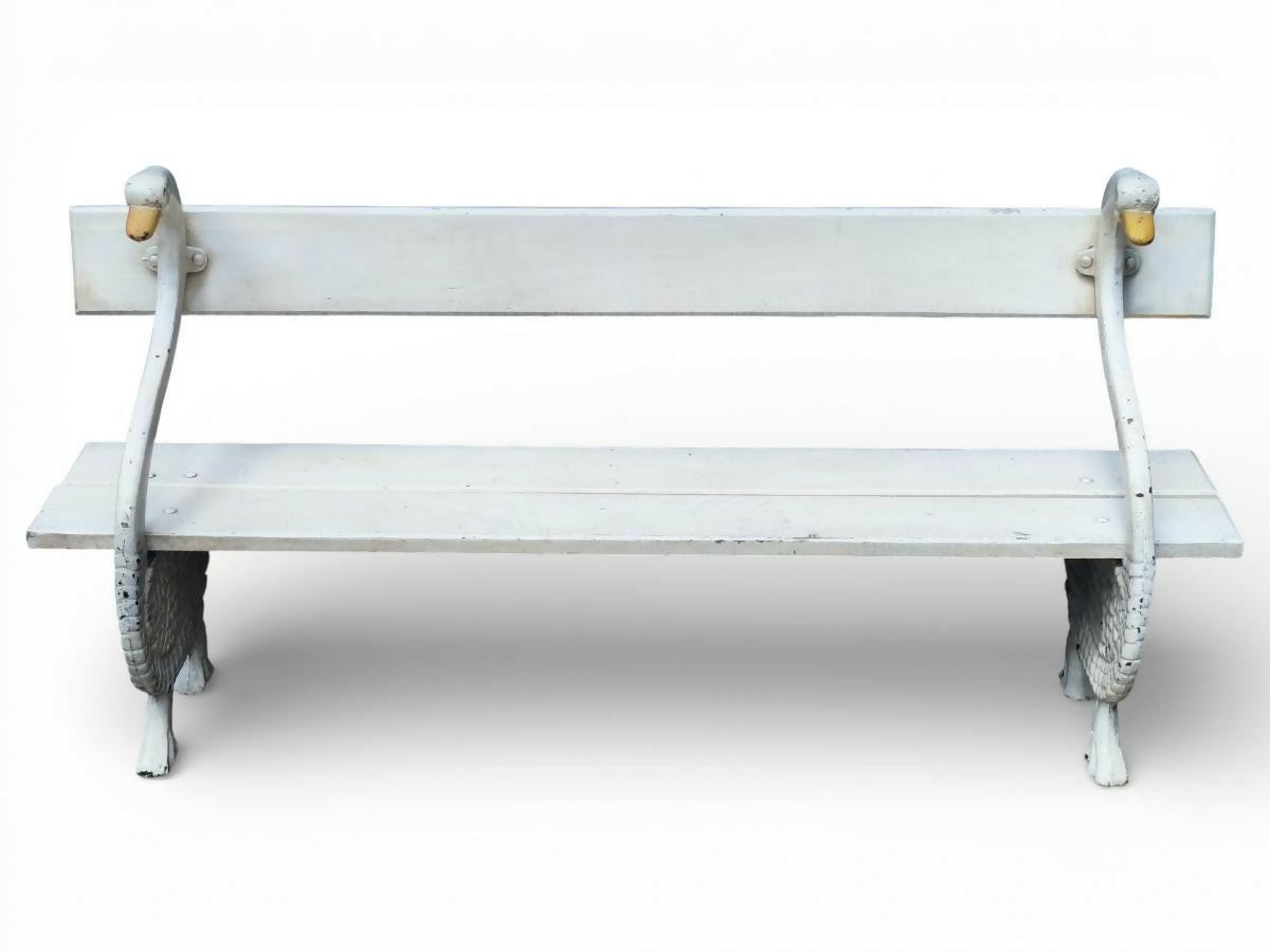 Banco de madeira em formato de dois cisnes