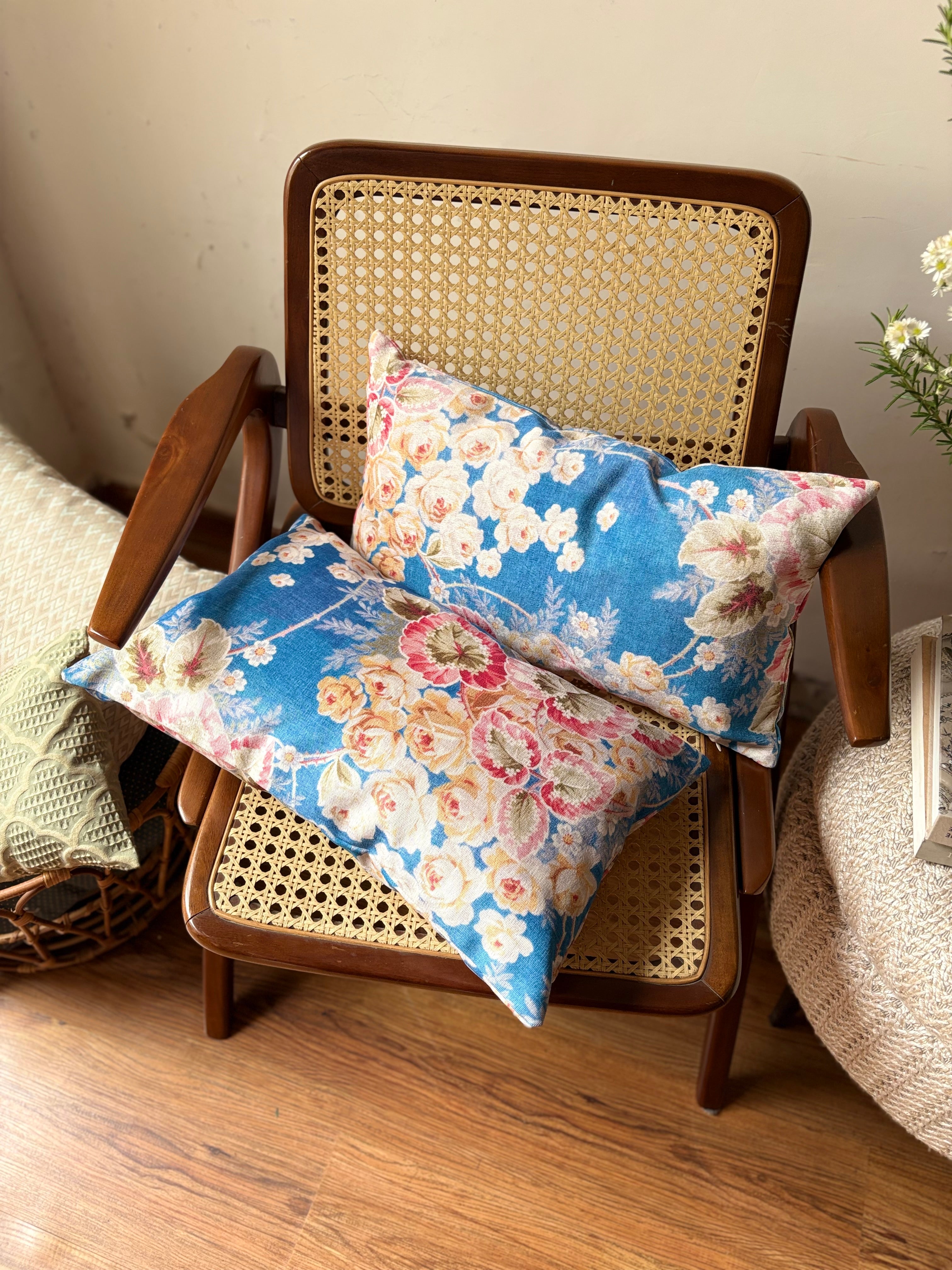 Almofada retangular com veludo estampado de flores