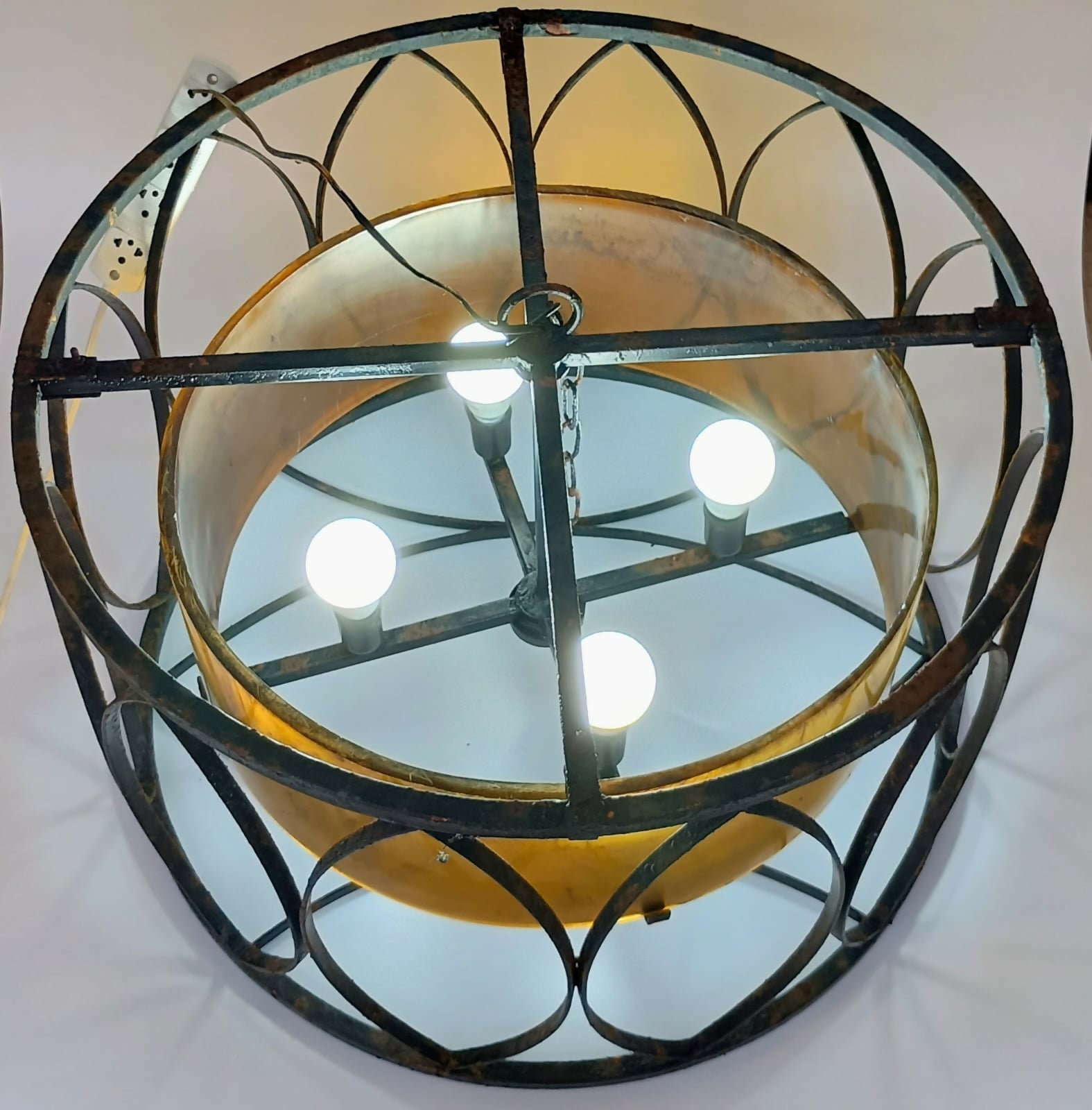 Lustre pendente de grande porte em ferro e resina âmbar