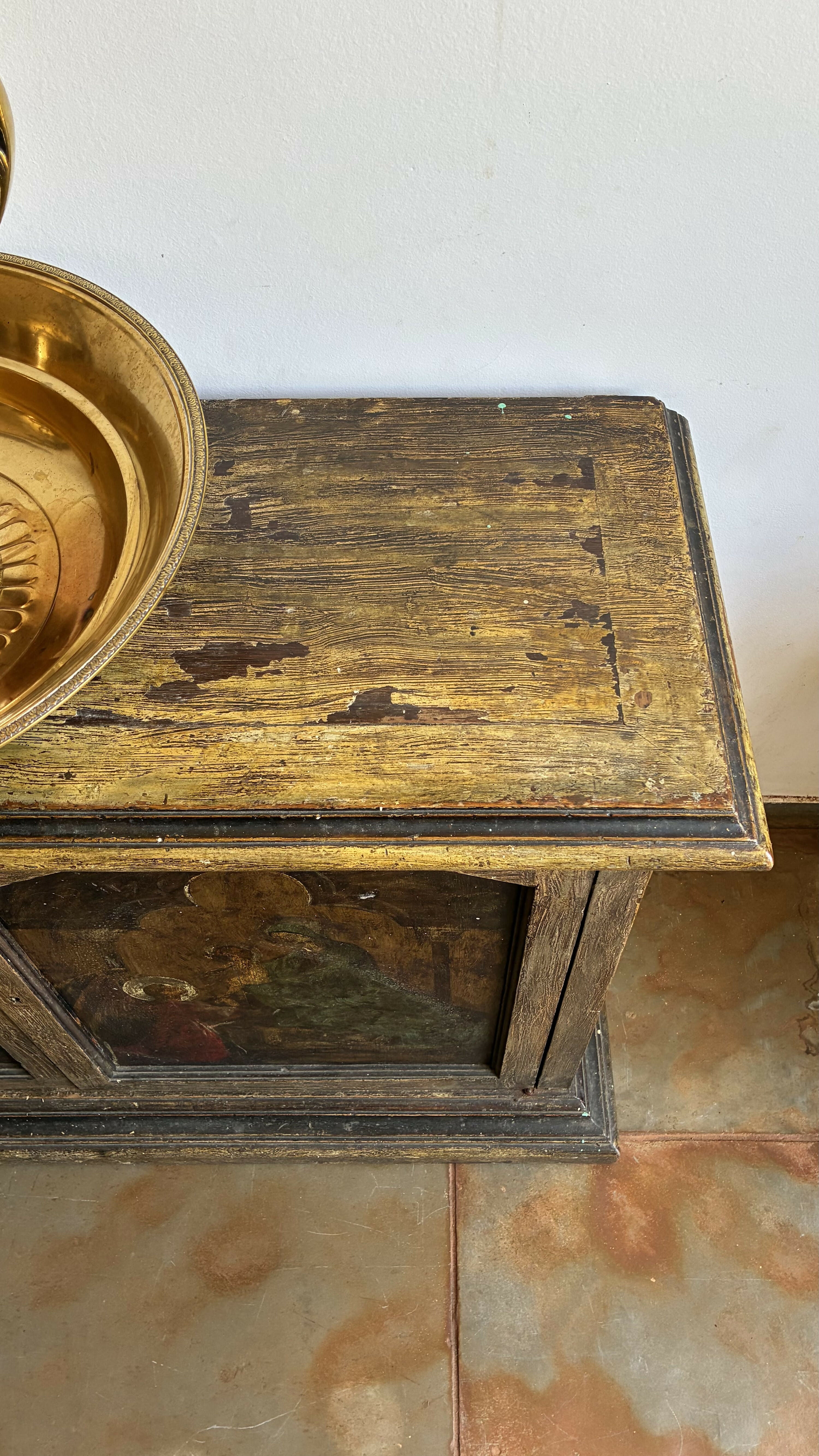 Aparador Antigo com Pinturas Sacras