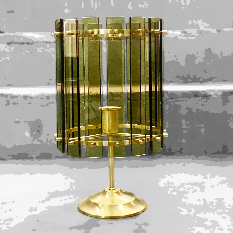 Abajur Mid Century arredondado com base em latão e vidros lapidados âmbar 