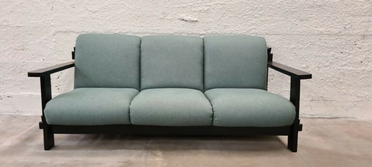 Sofá anos 70 em madeira imbuia ebanizada (todo restaurado!}