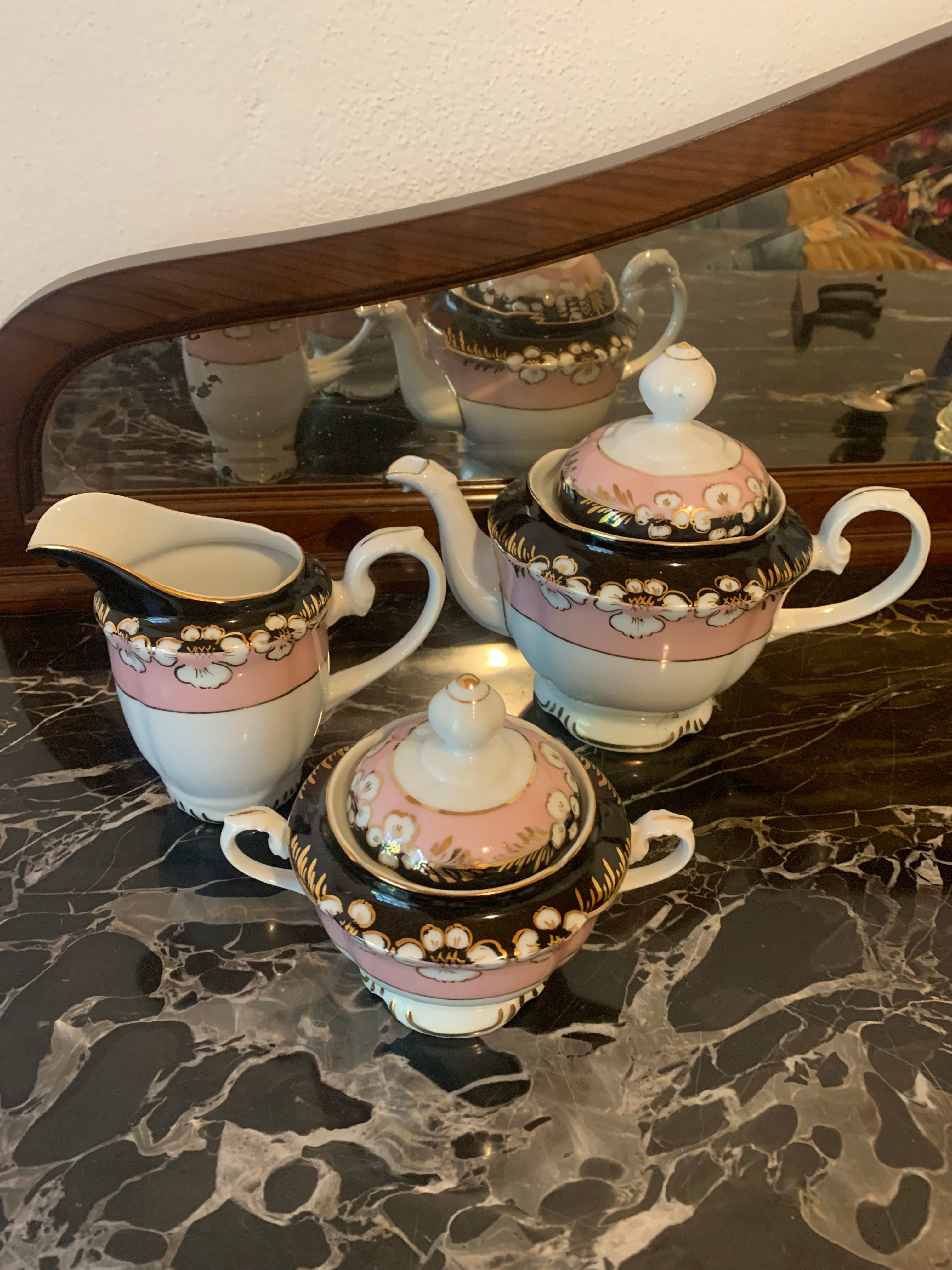 Raro e muito bonito jogo em porcelana Real em rosa, preto e detalhes florais em dourado 