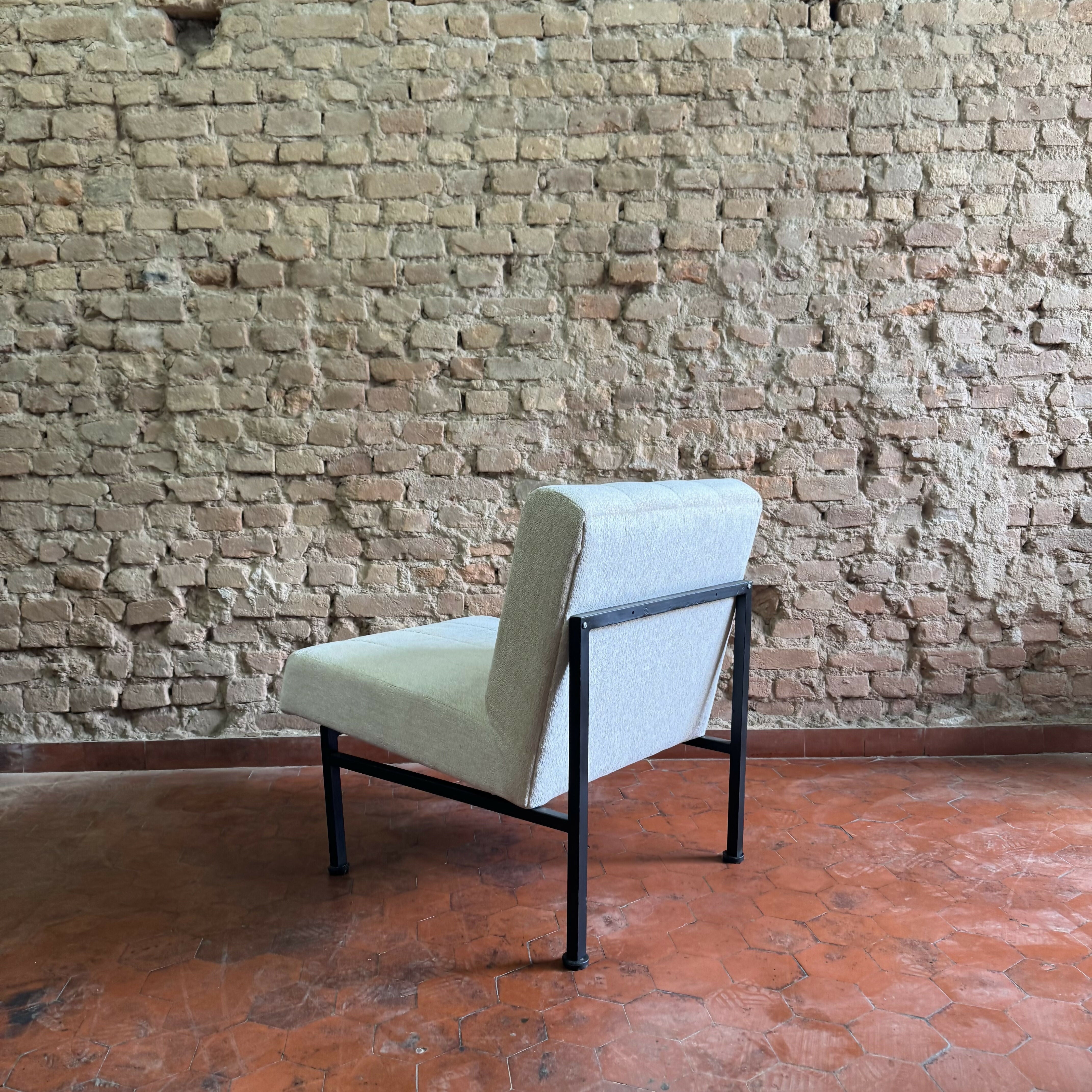Poltrona antiga em linhão off White - restaurada