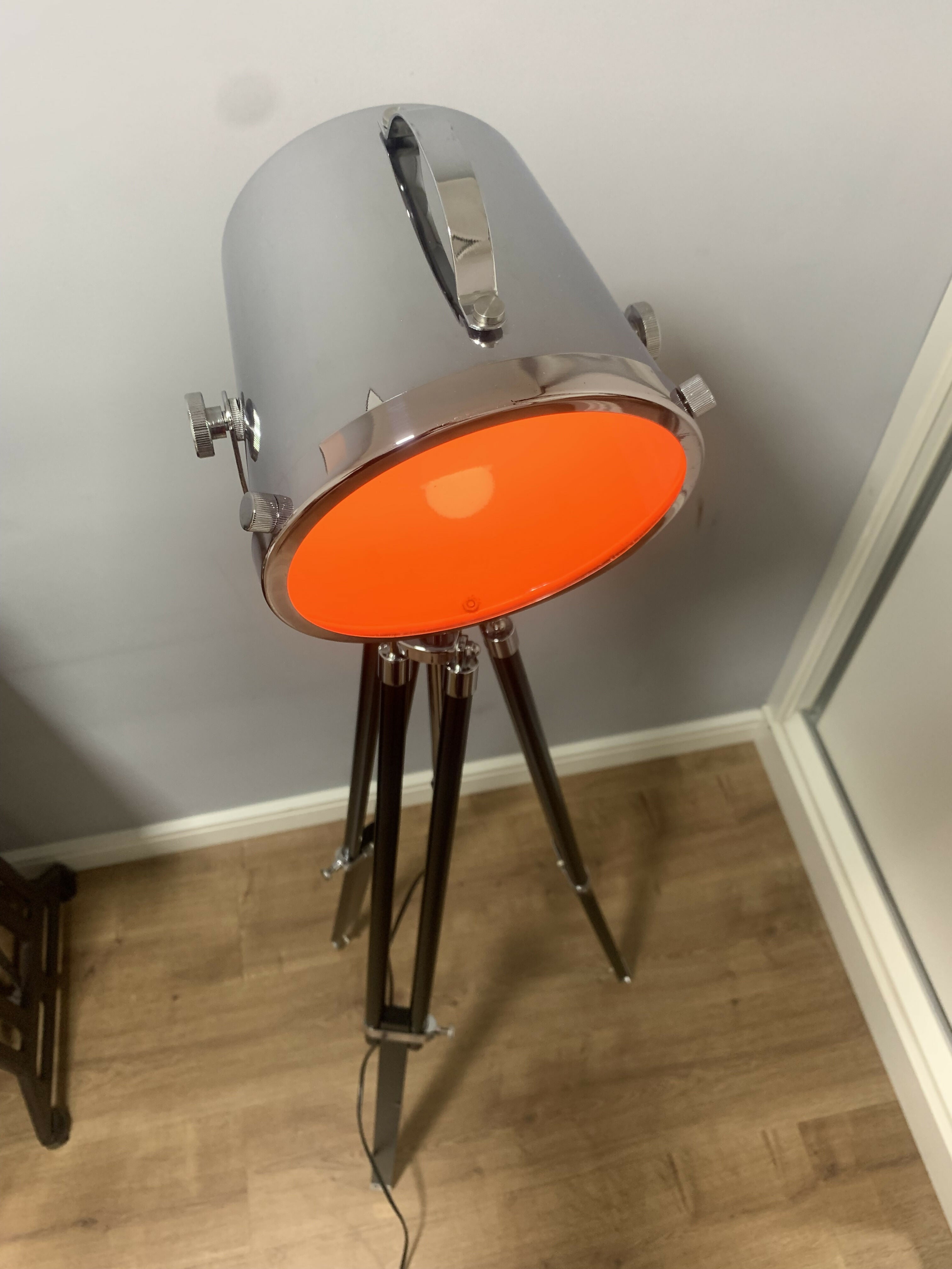 Luminária de piso estilo refletor