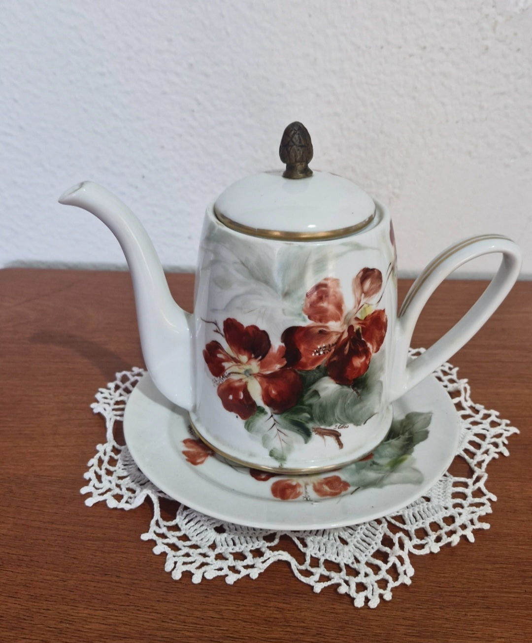 Bule para chá ou café com flores vermelhas