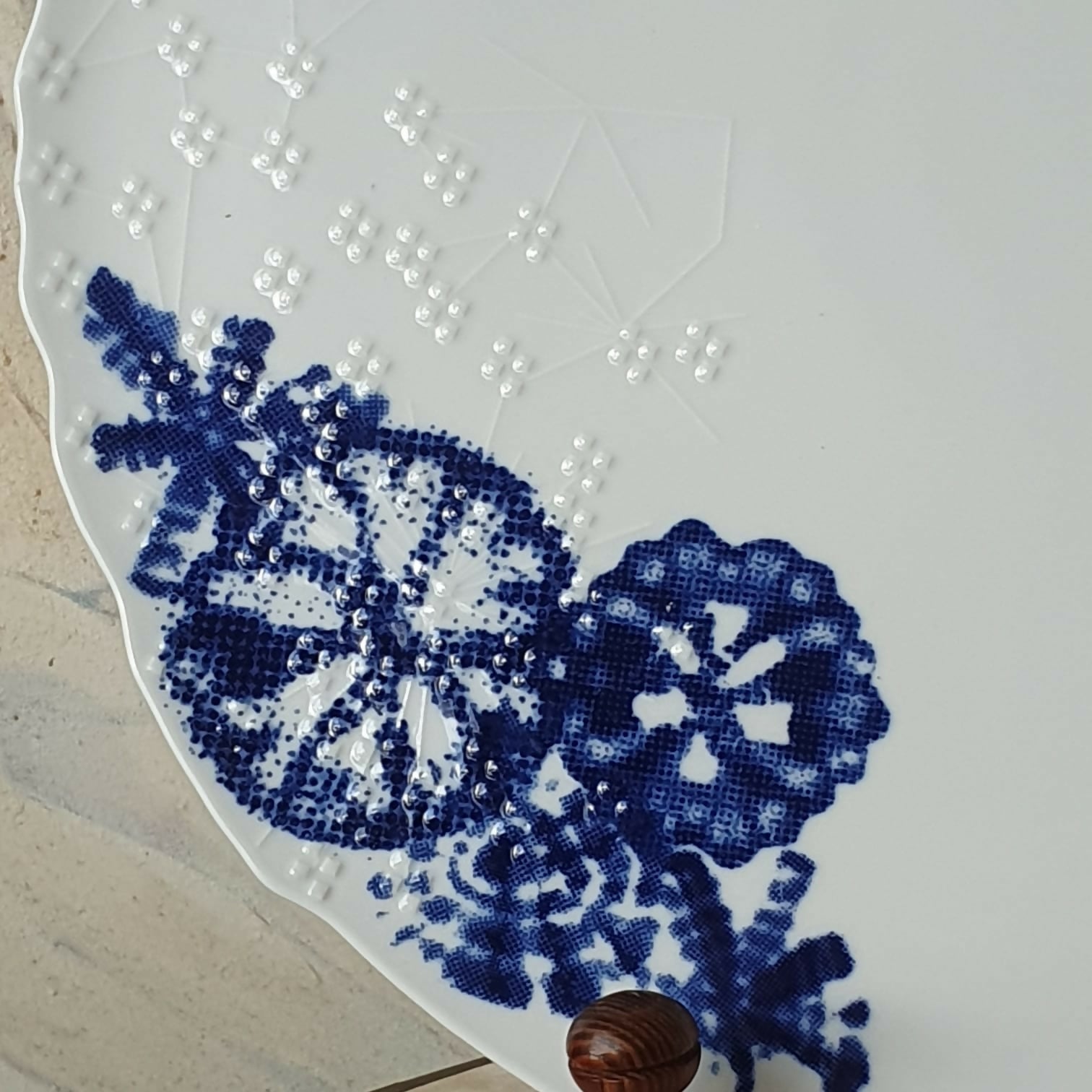 Prato para bolo em porcelana Ultrafina Rosenthal, linha Studio Line, por Patrícia Urquiola, estilo Shibori