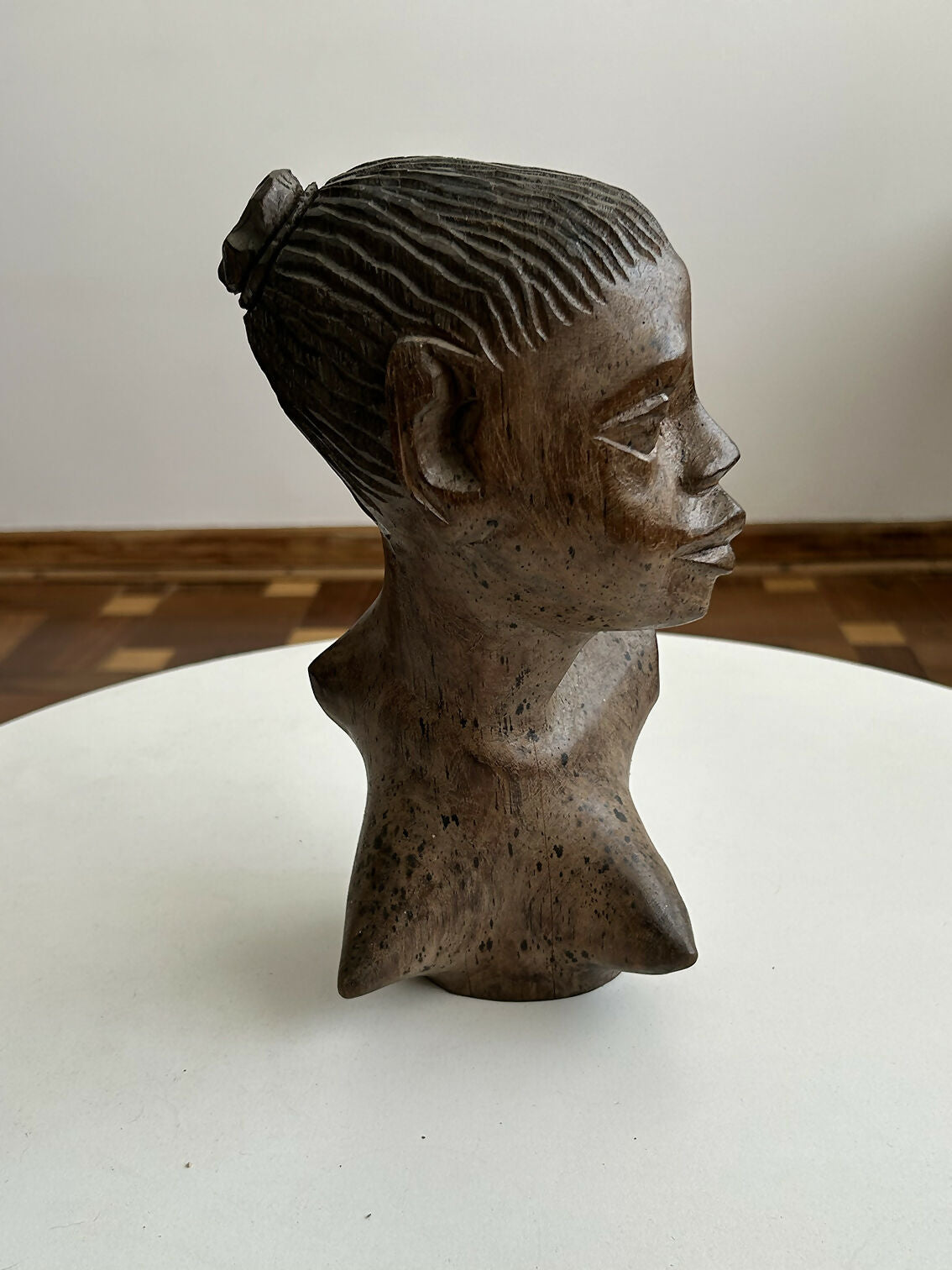Escultura em madeira maciça de busto de mulher