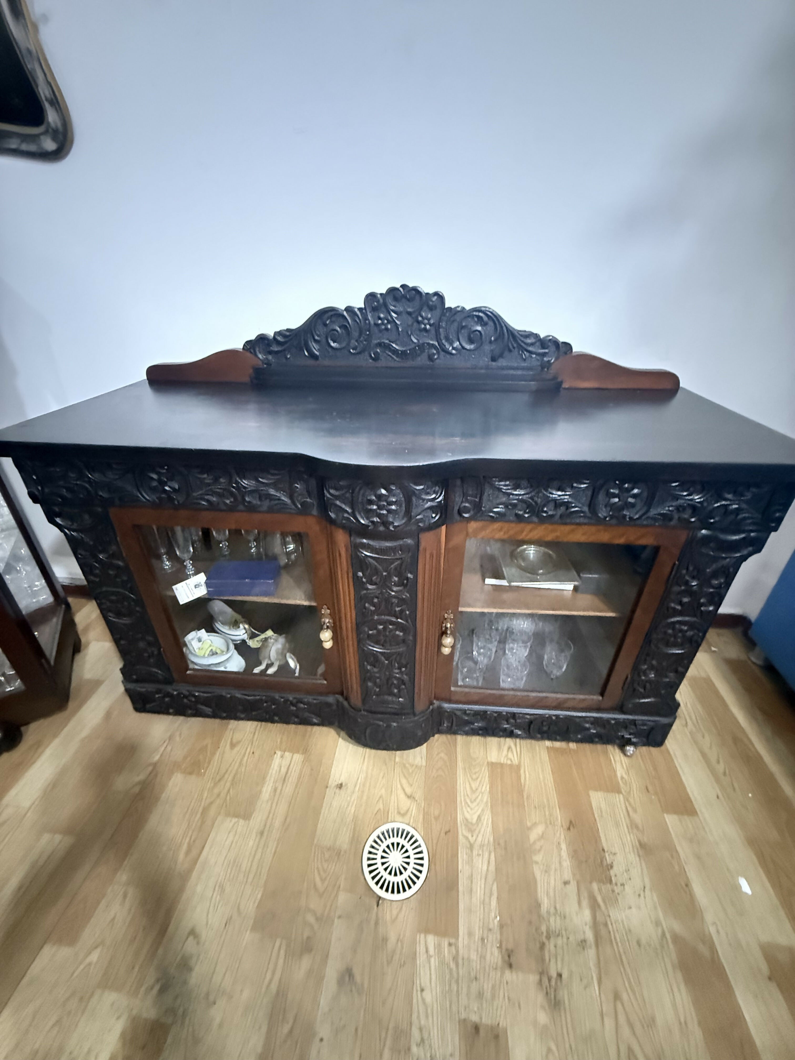 Buffet / Cristaleira Antiga em Madeira Maciça – Entalhes Artesanais