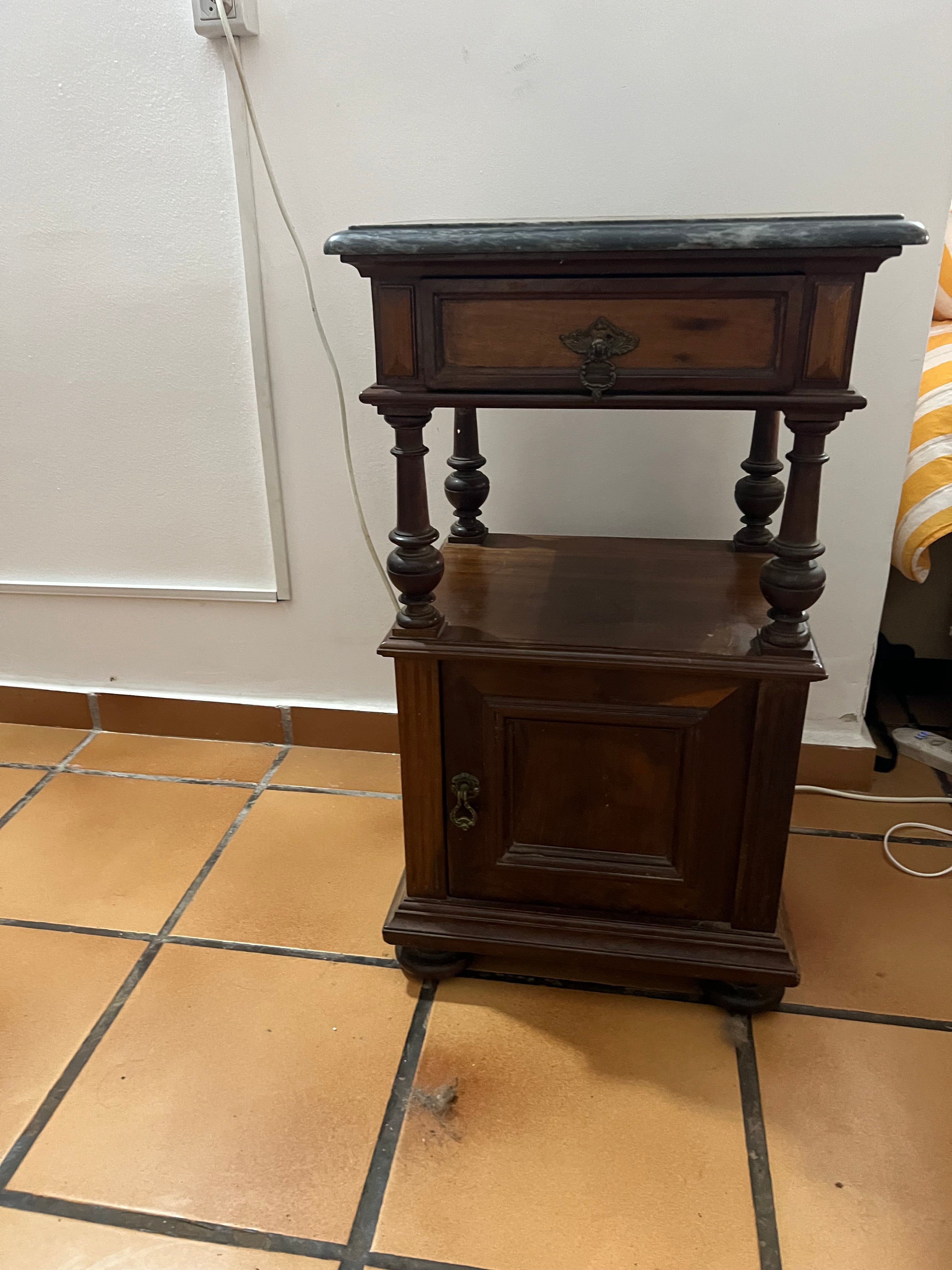 Par de Criados / Mesa de Cabeceira Antigas Estilo Renascença com Tampo de Mármore