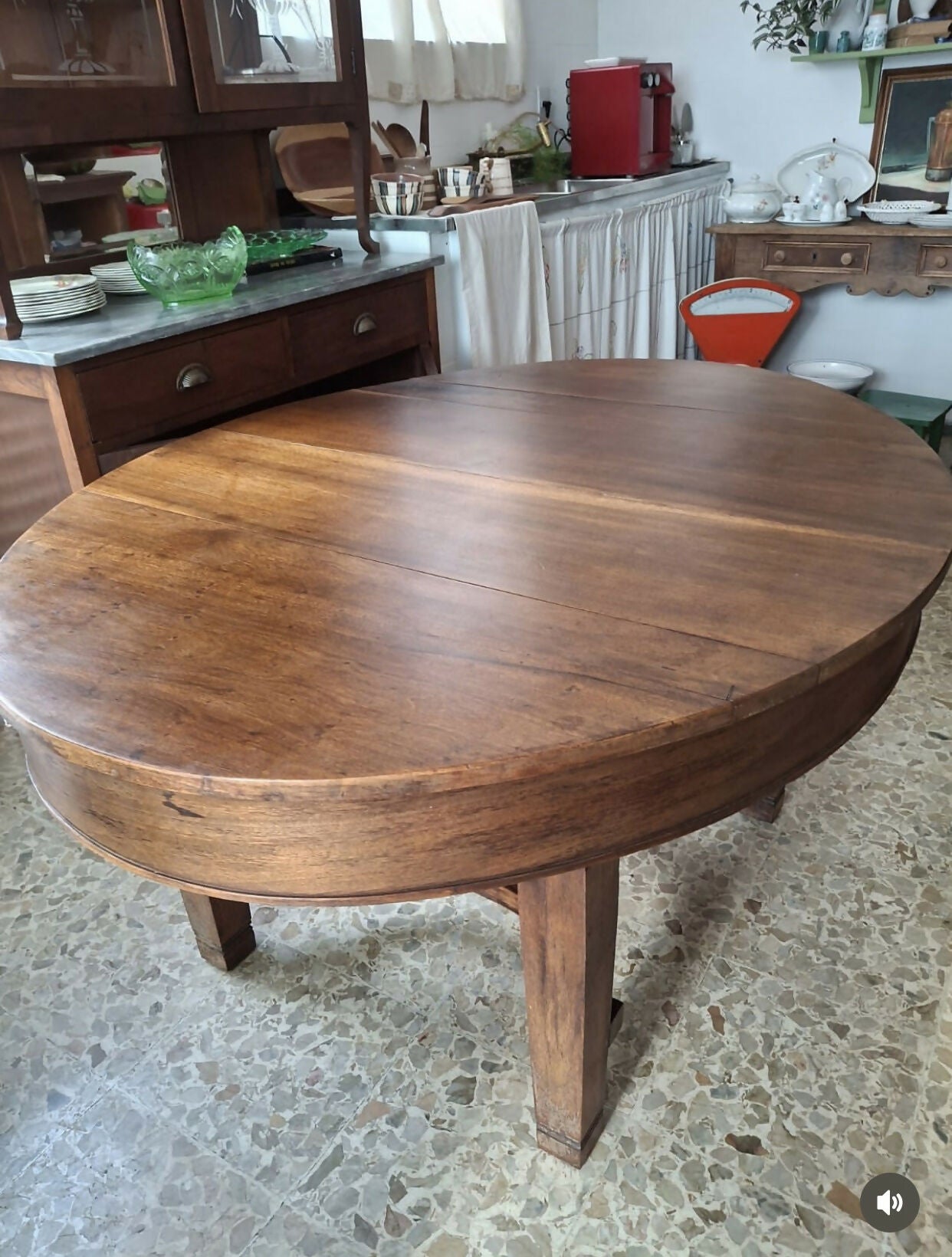 Mesa oval antiga Art Noveau em Cedro maciço