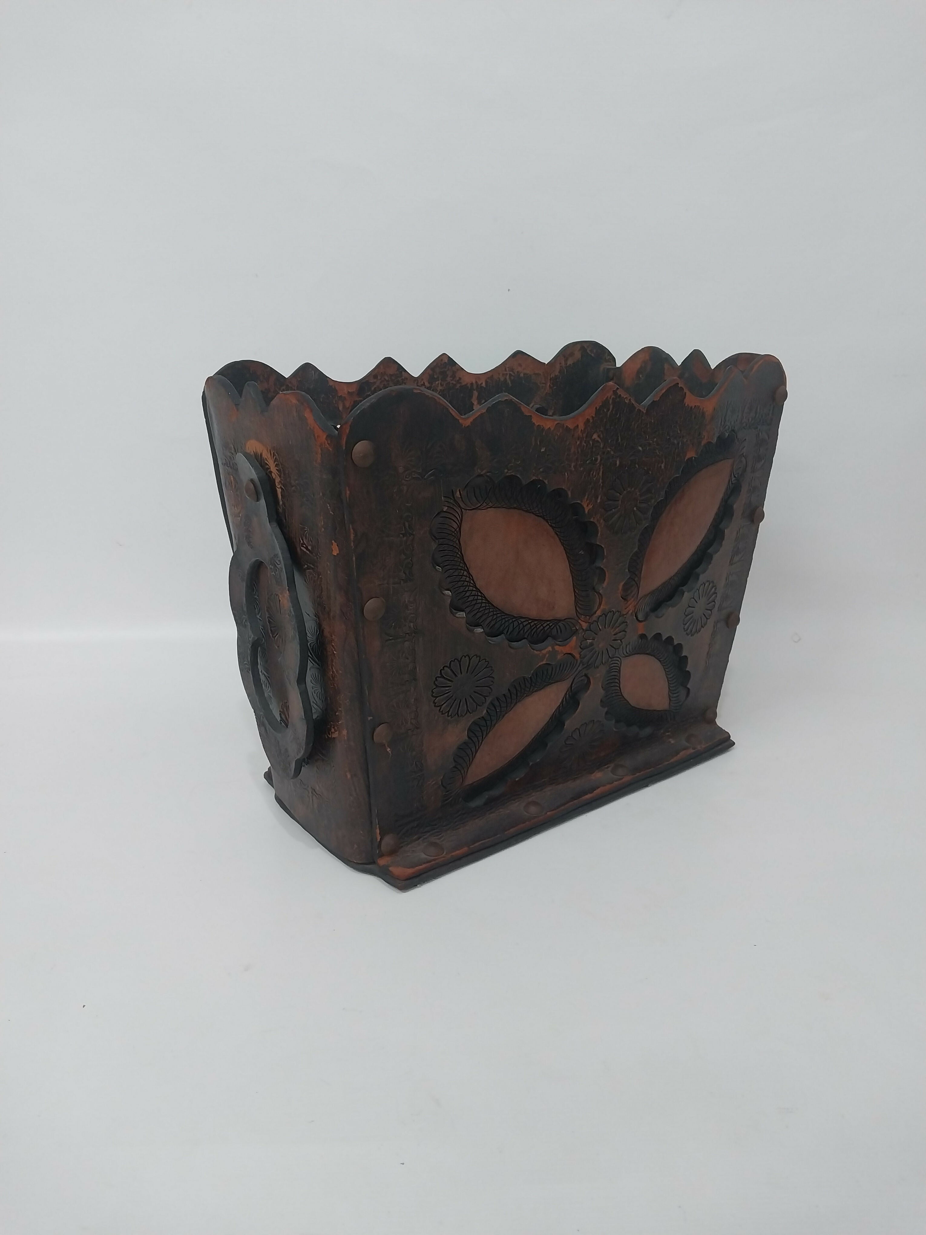 Revisteiro Antigo em Couro Lavrado