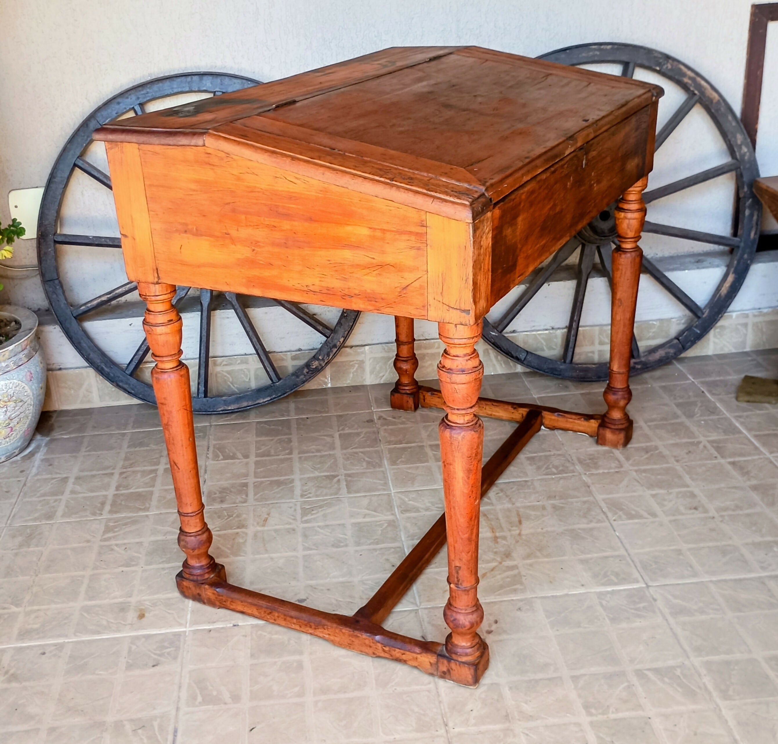 Escrivaninha com tampo basculante Brasil séc. XIX / XX