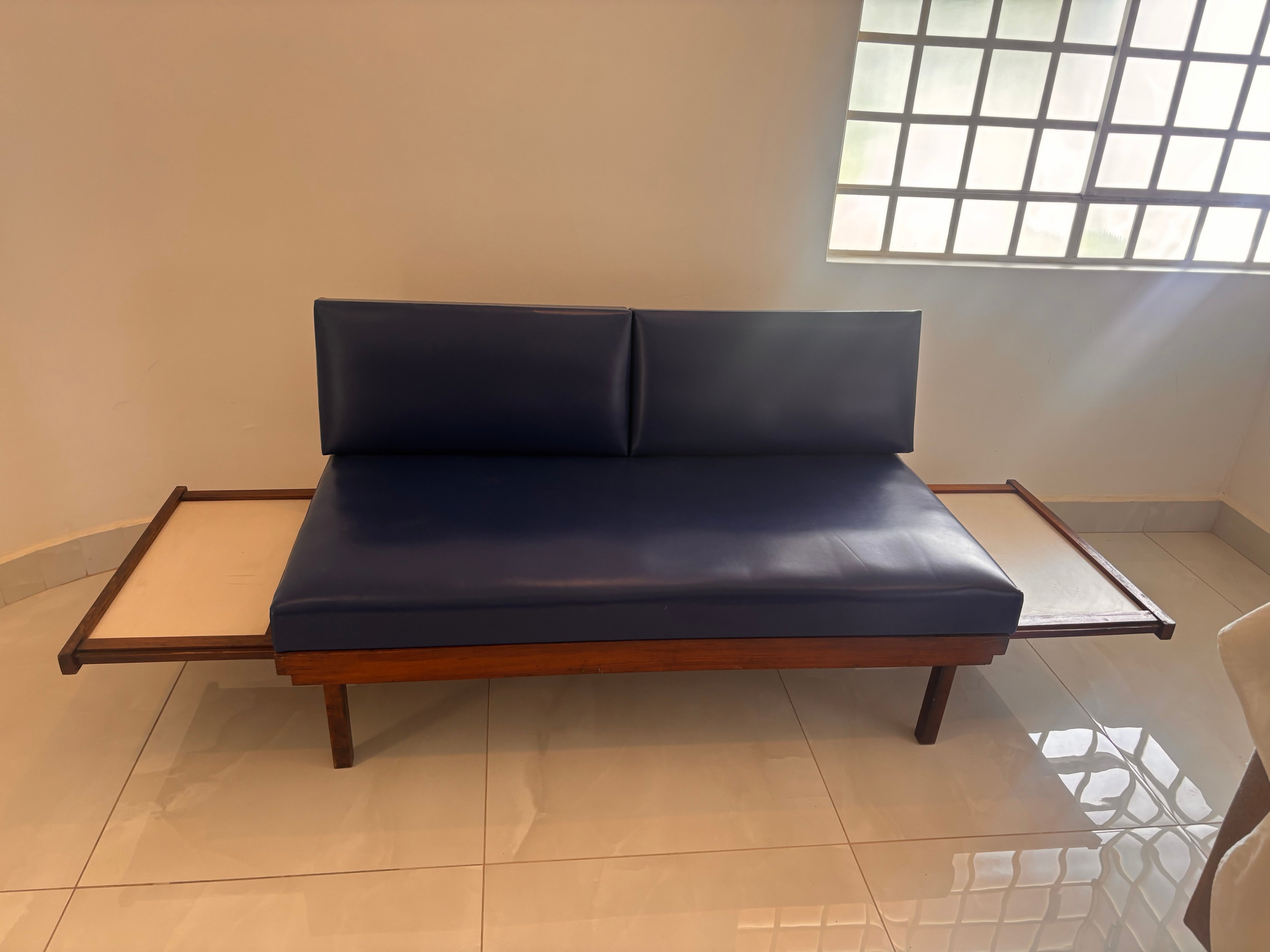 Sofá-cama Gelli clássico de dois lugares da Móveis Gelli em courvin azul escuro - 1960