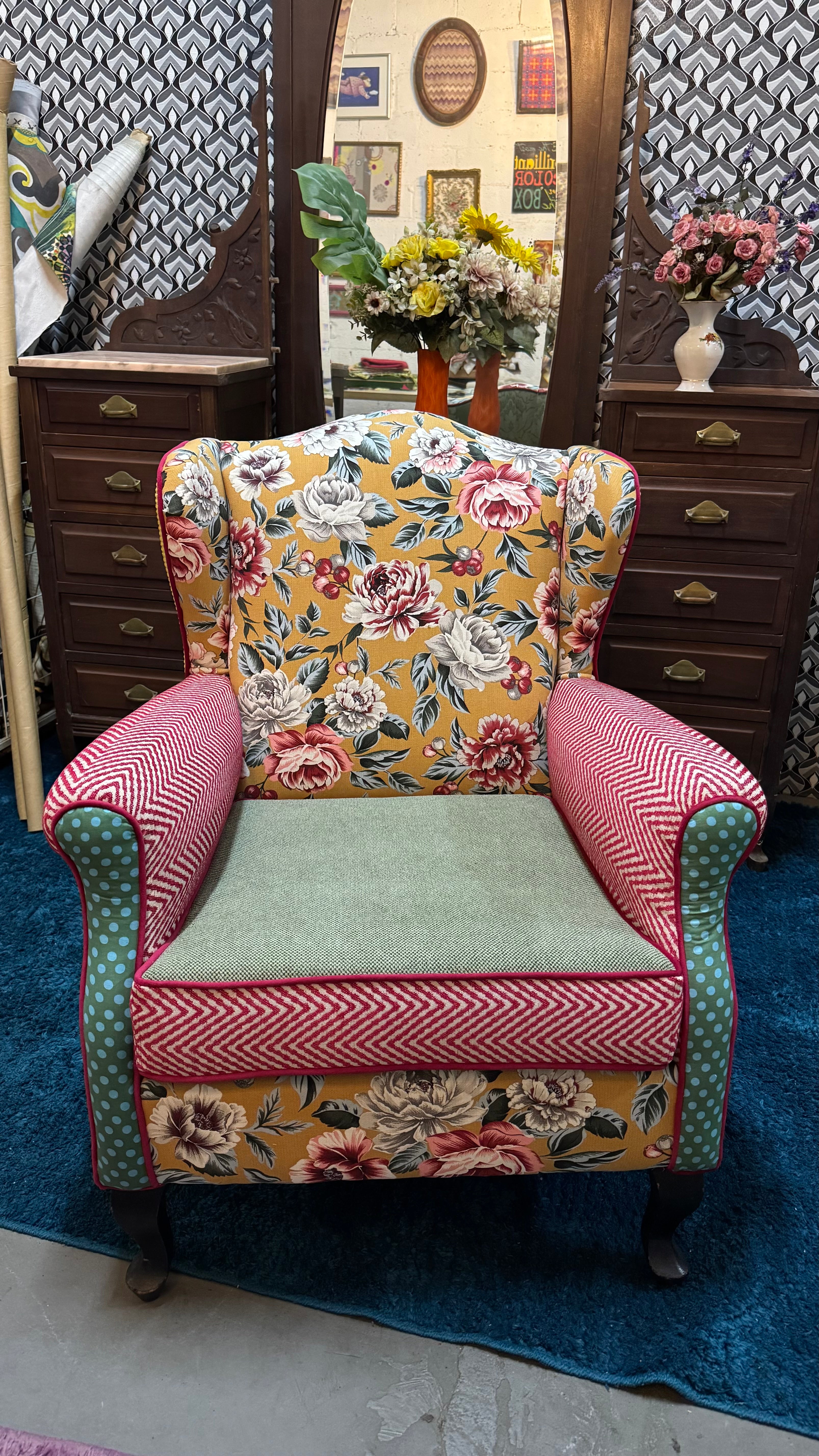 Poltrona Bergere "Magnólia" com tecidos coloridos e estampa floral 