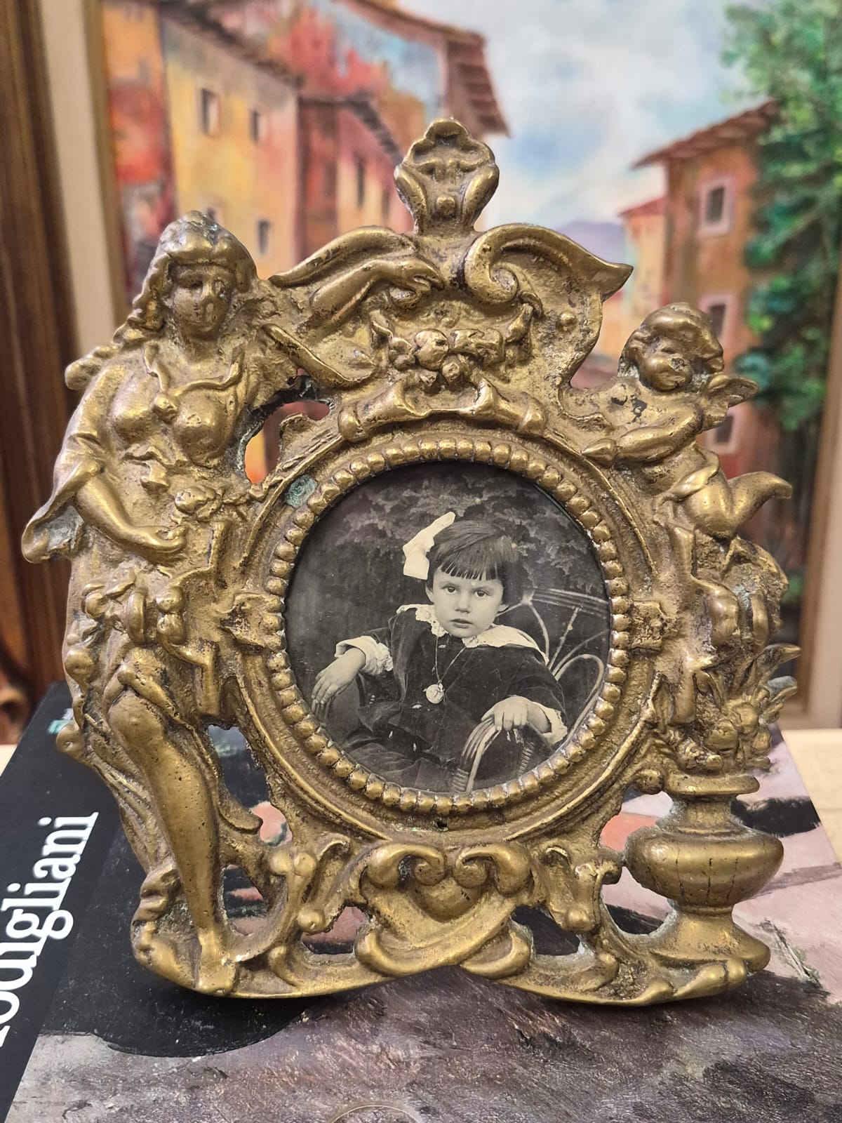 Porta retrato em bronze antigo estilo Art Noveau.  Maravilhoso,  com levíssimas marcas e pátinas do tempo.
