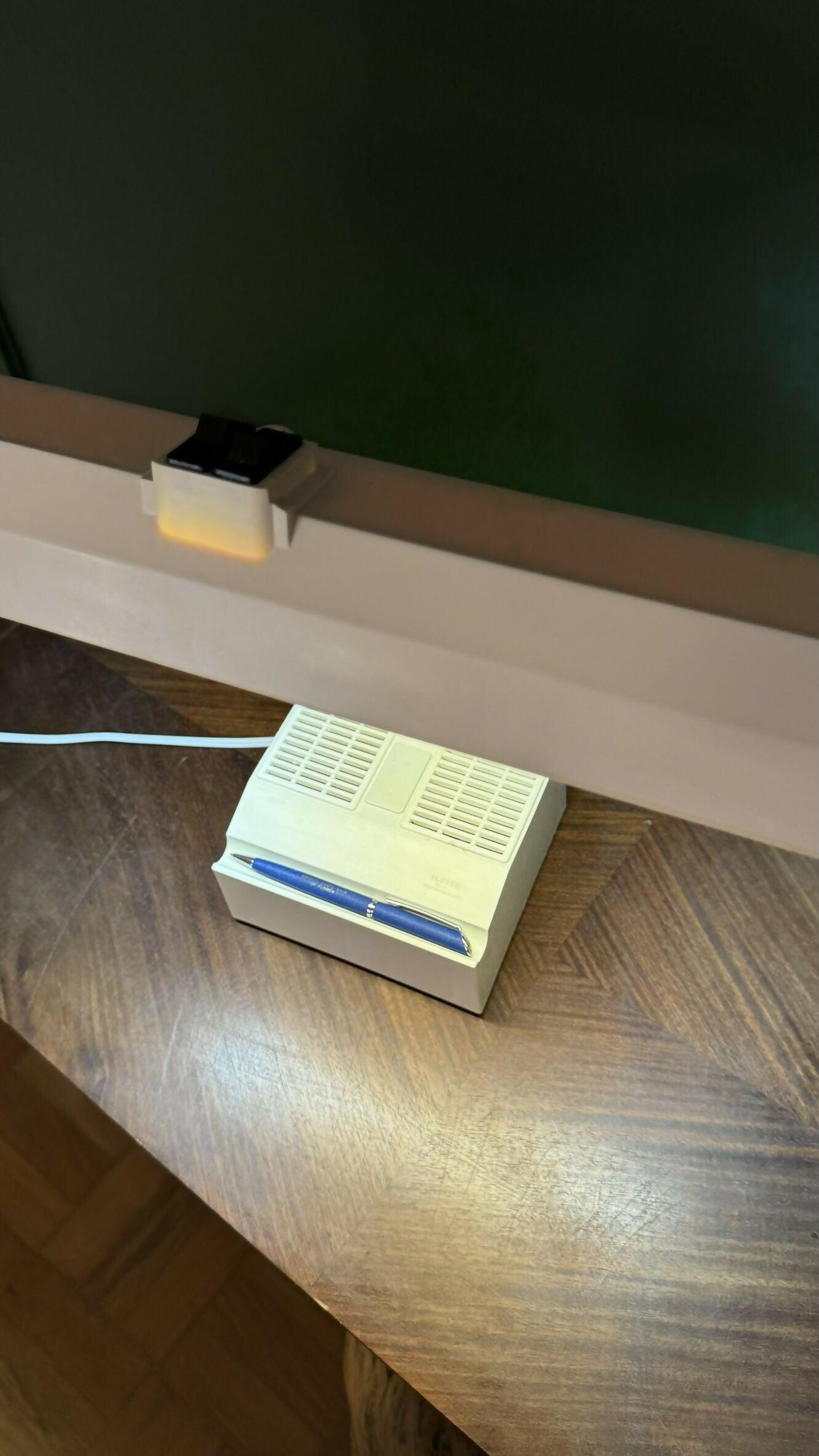 Luminária de Mesa Illutec ORIGINAL Anos 80 | Design Funcional Brasileiro (Branco Restaurado)