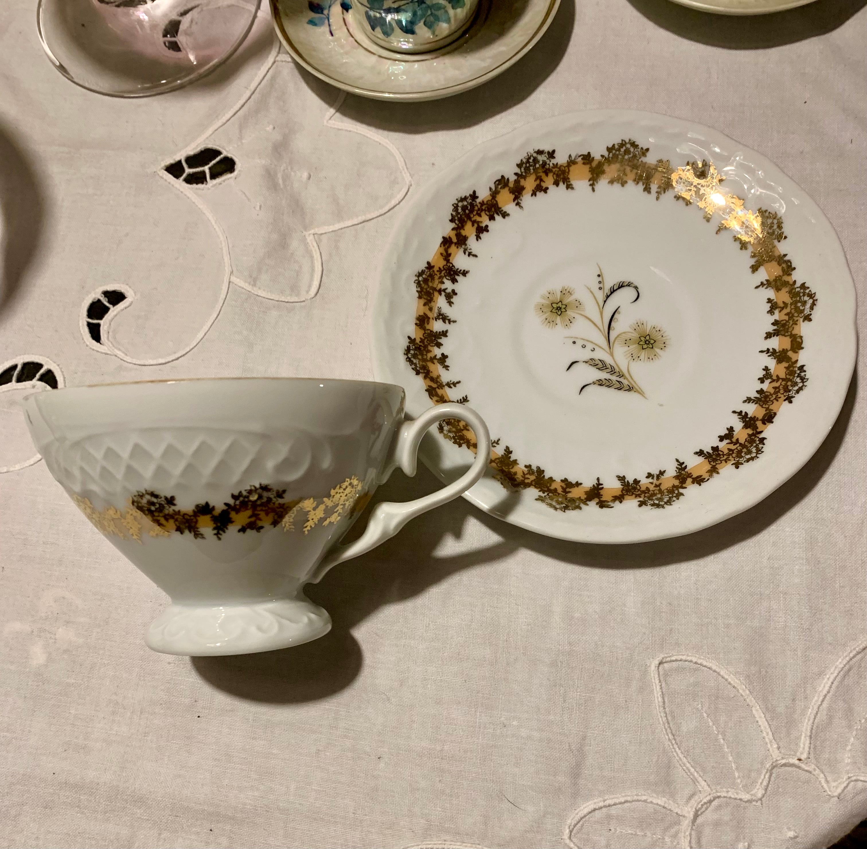 Espetacular xícara solteira em porcelana para coleção. com estampa floral dourada