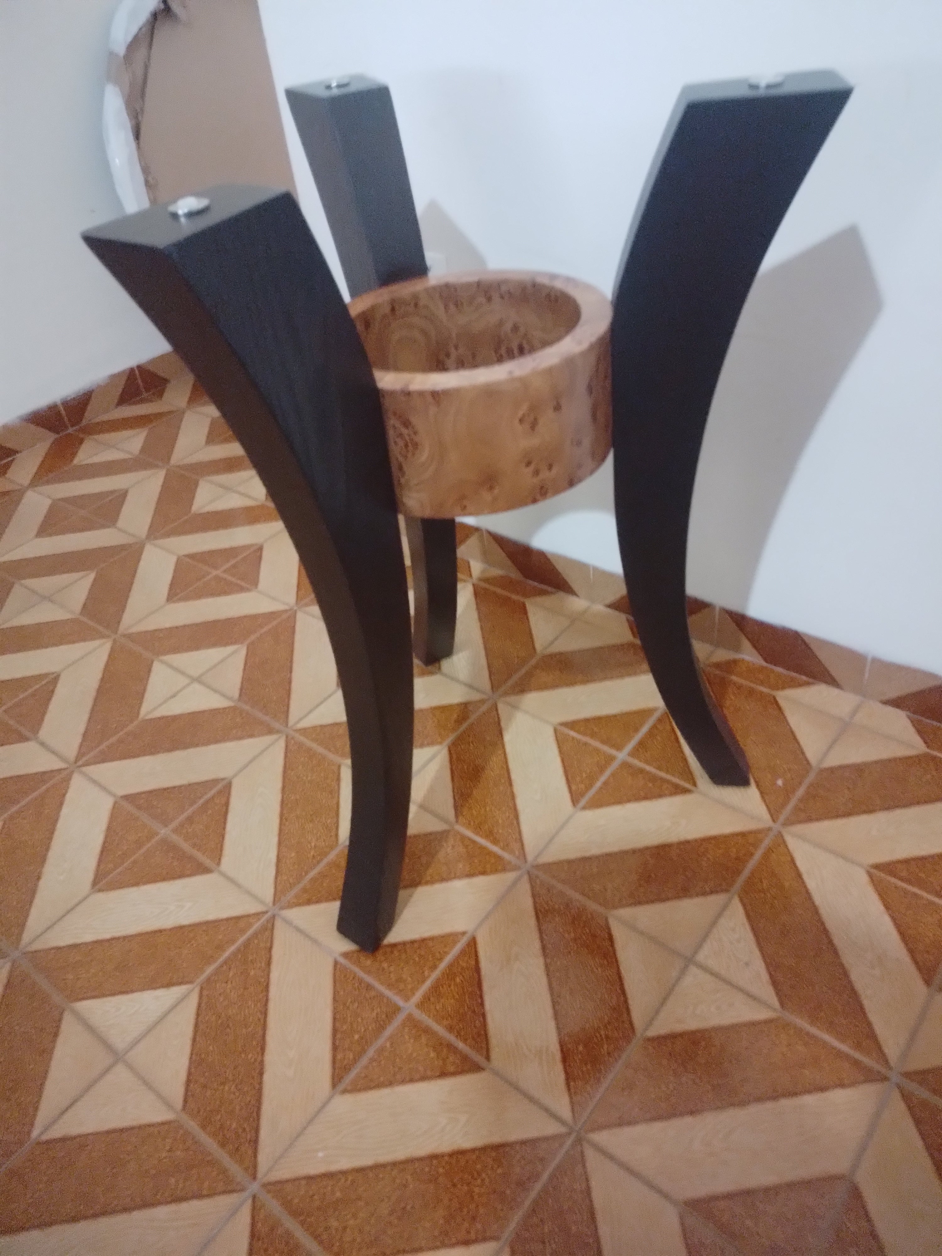 Conjunto finíssimo de mesa de centro retangular e mesinha redonda em madeira com formas geométricas e tampo de vidro 