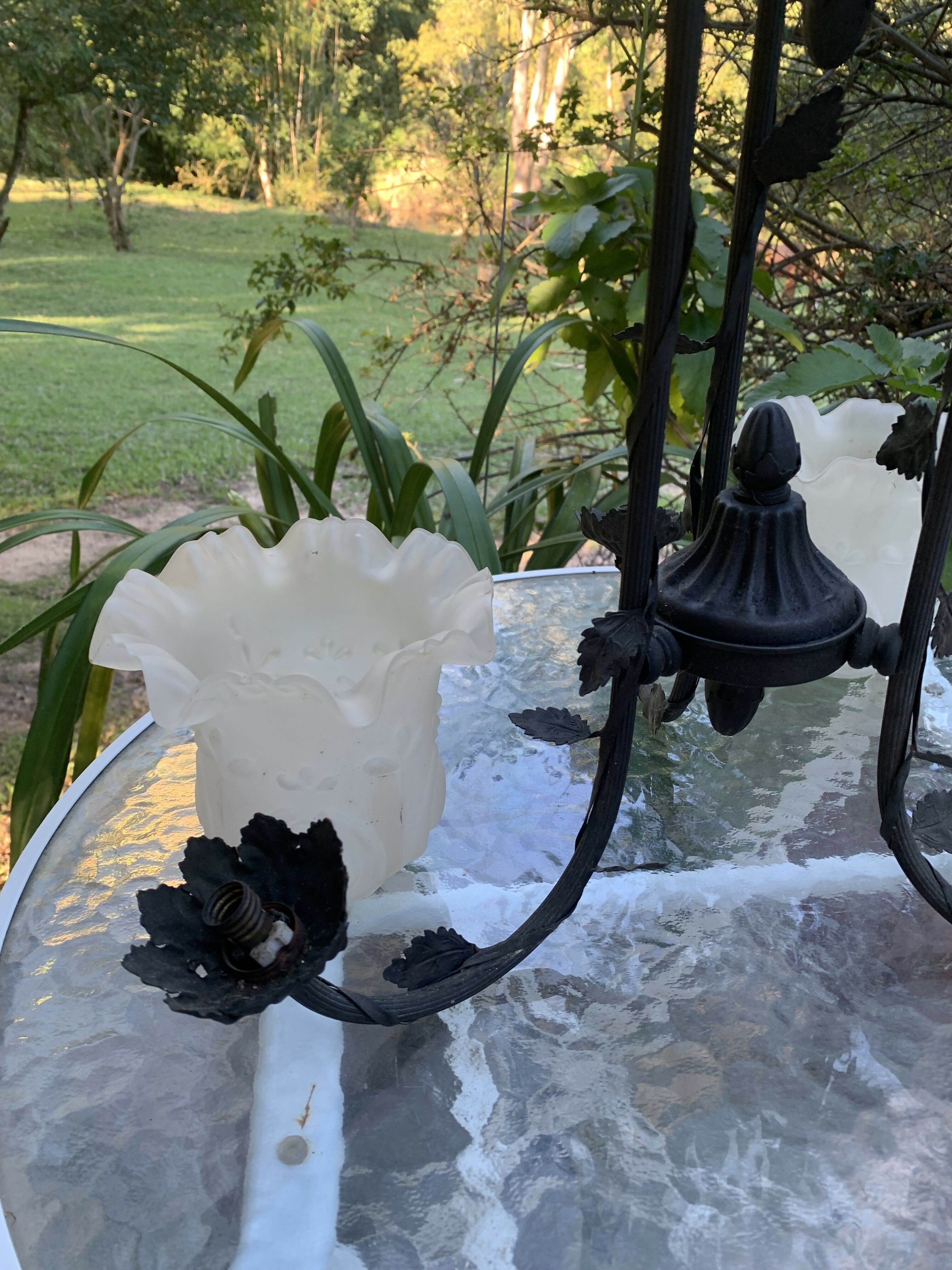 Lustre antigo em ferro com cúpulas de vidro fosco