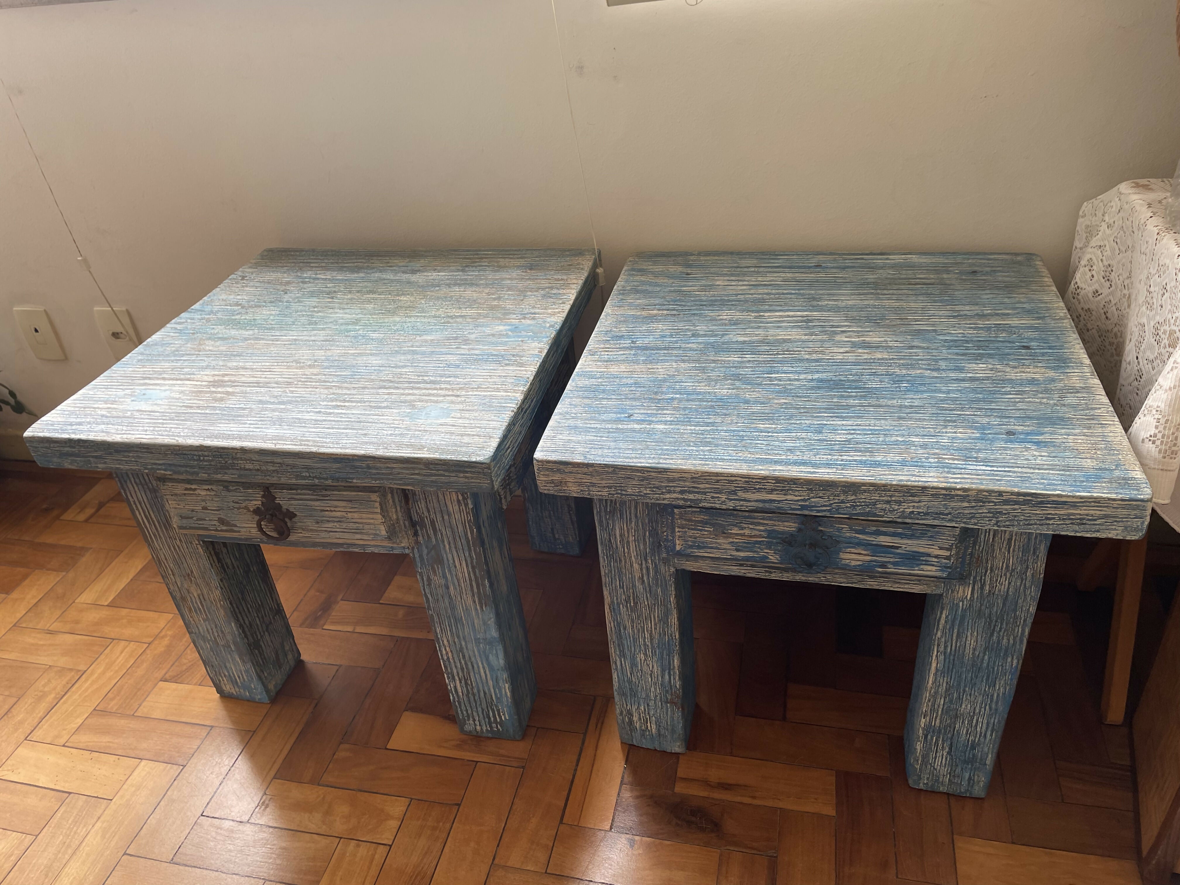 Par de Mesas de cabeceira em pátina azul e branco