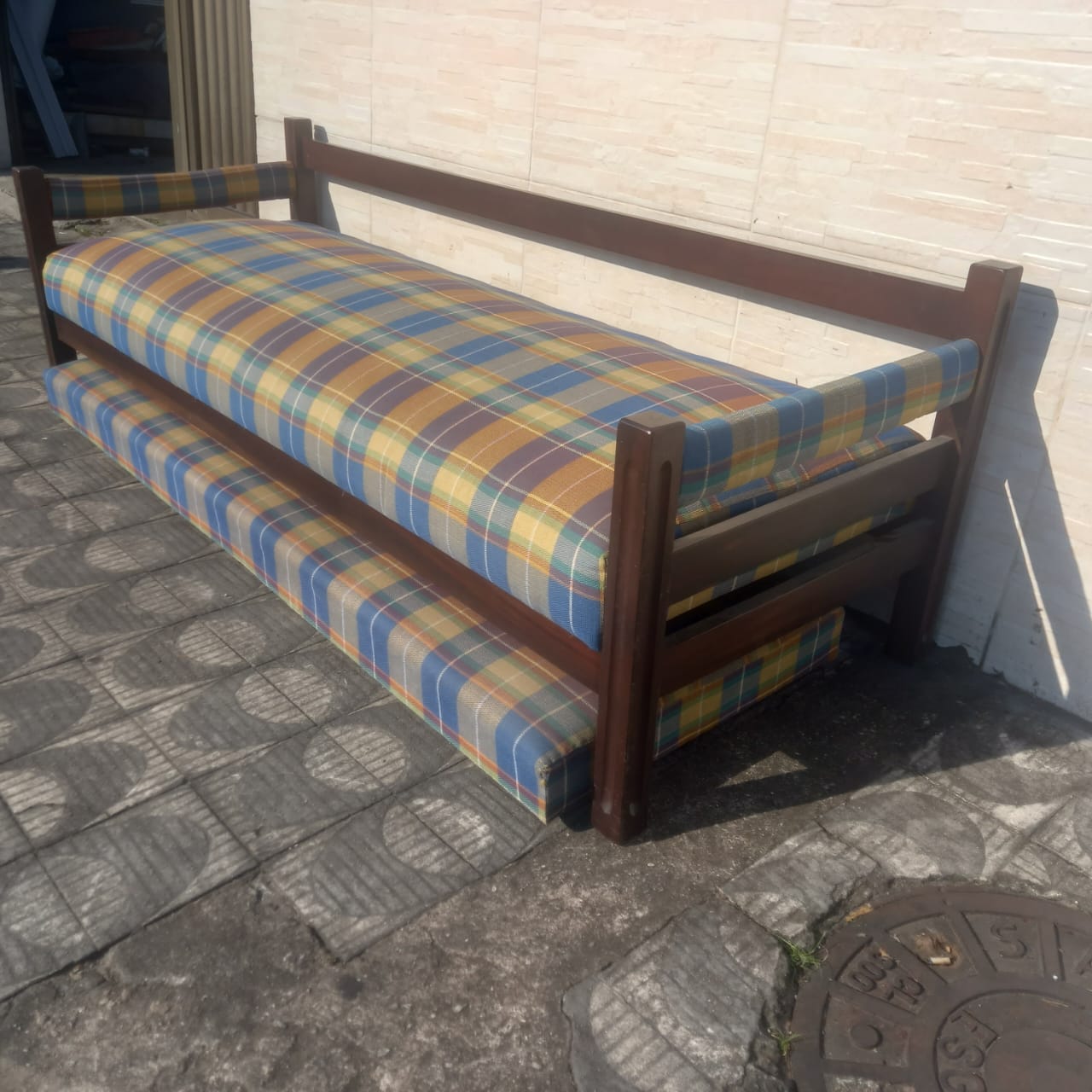 Sofá Cama em madeira e estofado xadrez listrado 