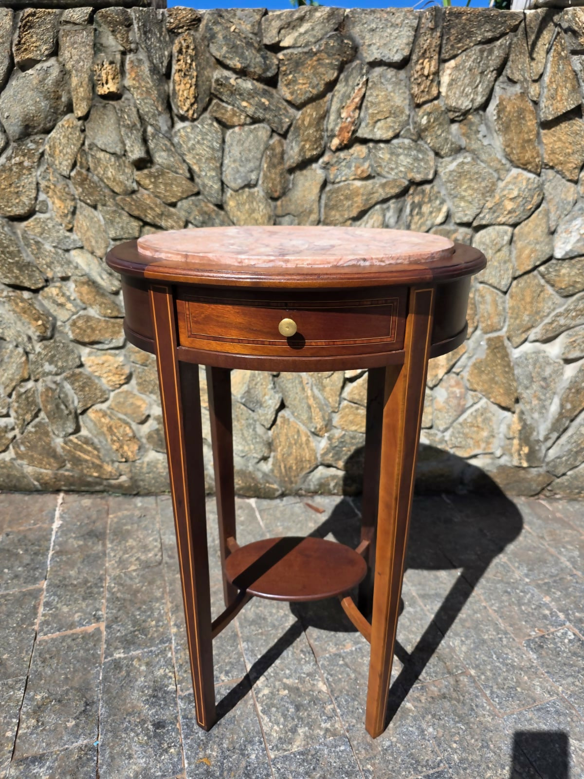 Antiga mesa auxiliar, com marchetaria, tampo em mármore rosa (restaurada!)