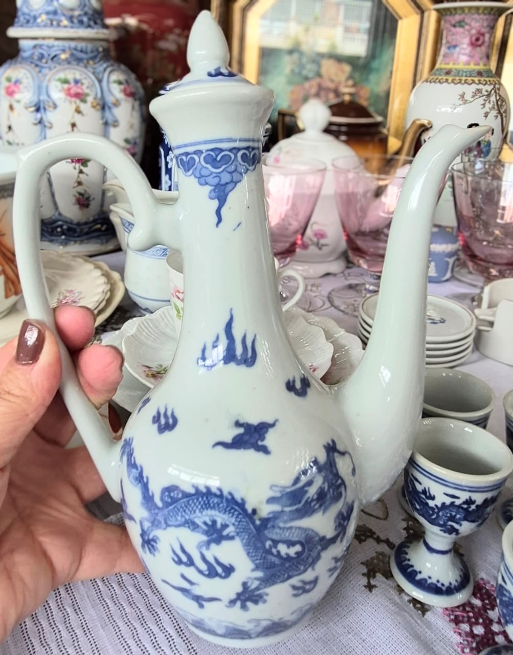 Conjunto para saquê ou vinho em porcelana chinesa Jingdezhen, anos 50, com tradicional decoração azul e branca do dragão Imperial. 9 peças.