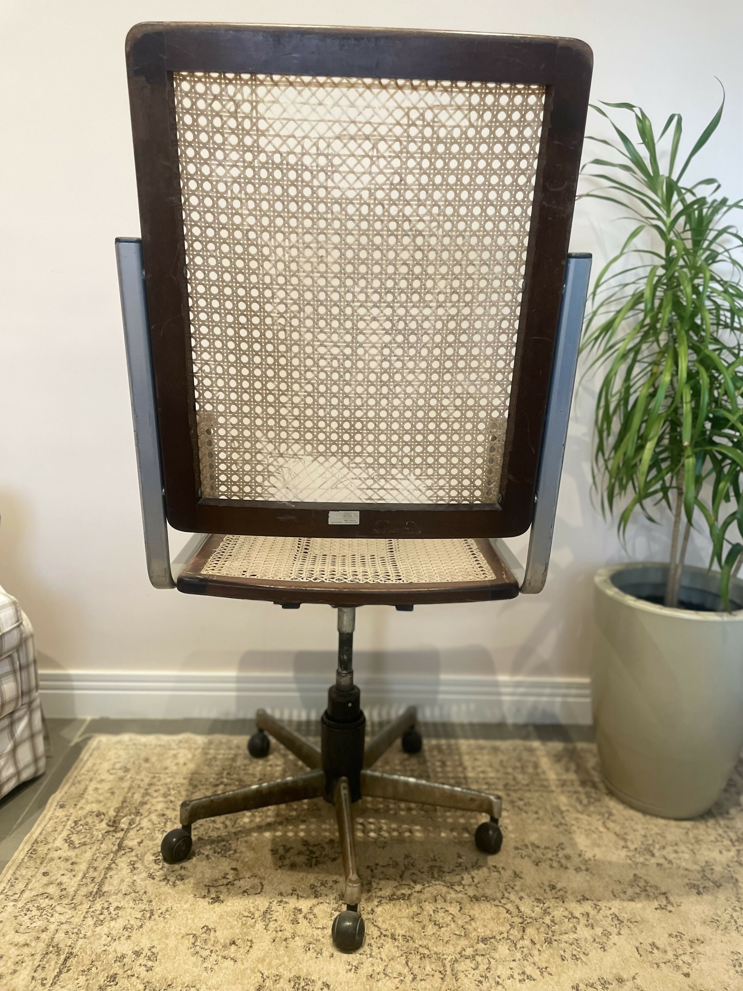 Cadeira Giratória Vintage de Palhinha — Design Modernista Brasileiro (anos 60/70)