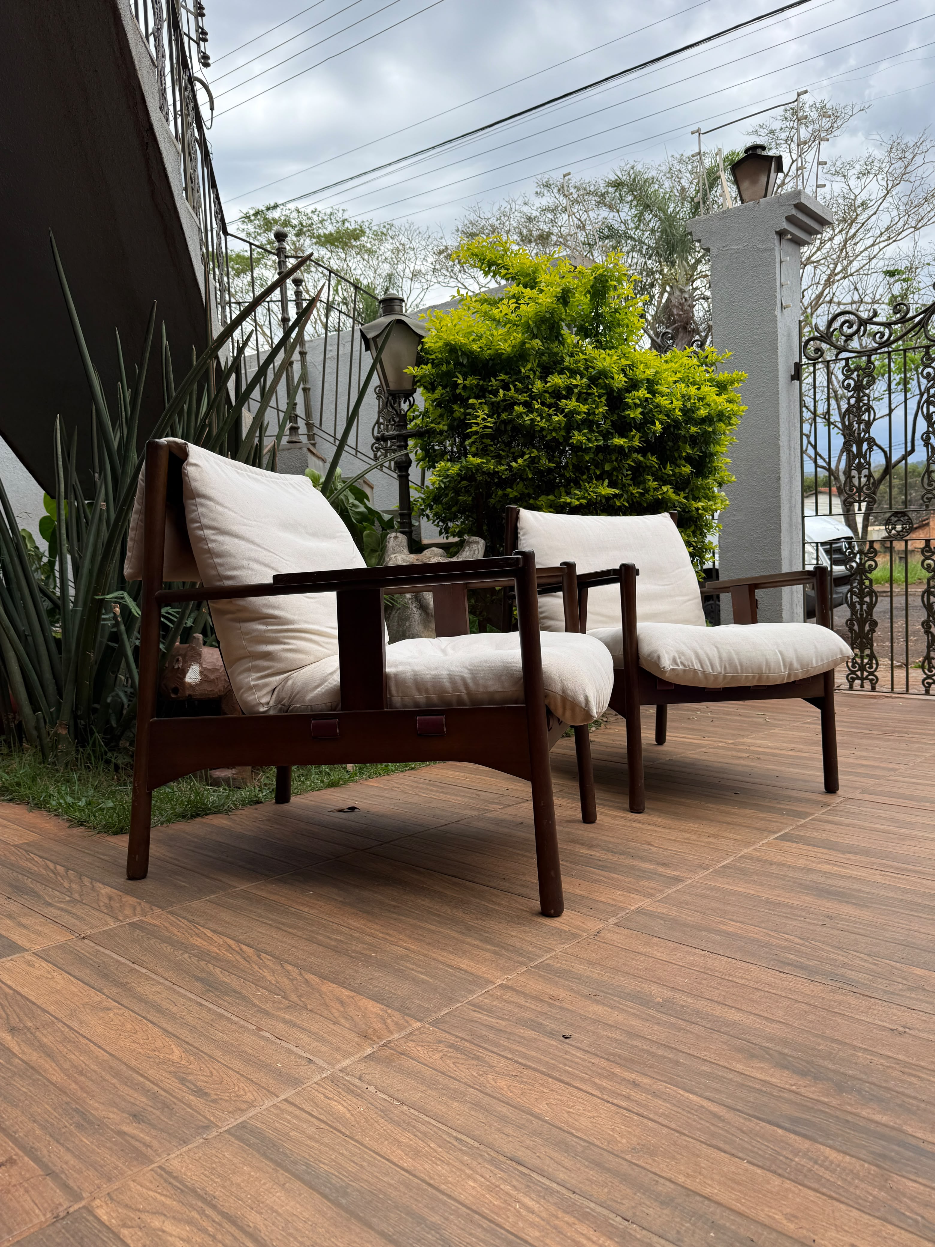Par de Poltronas Design com estrutura em madeira e estofado claro com percinta