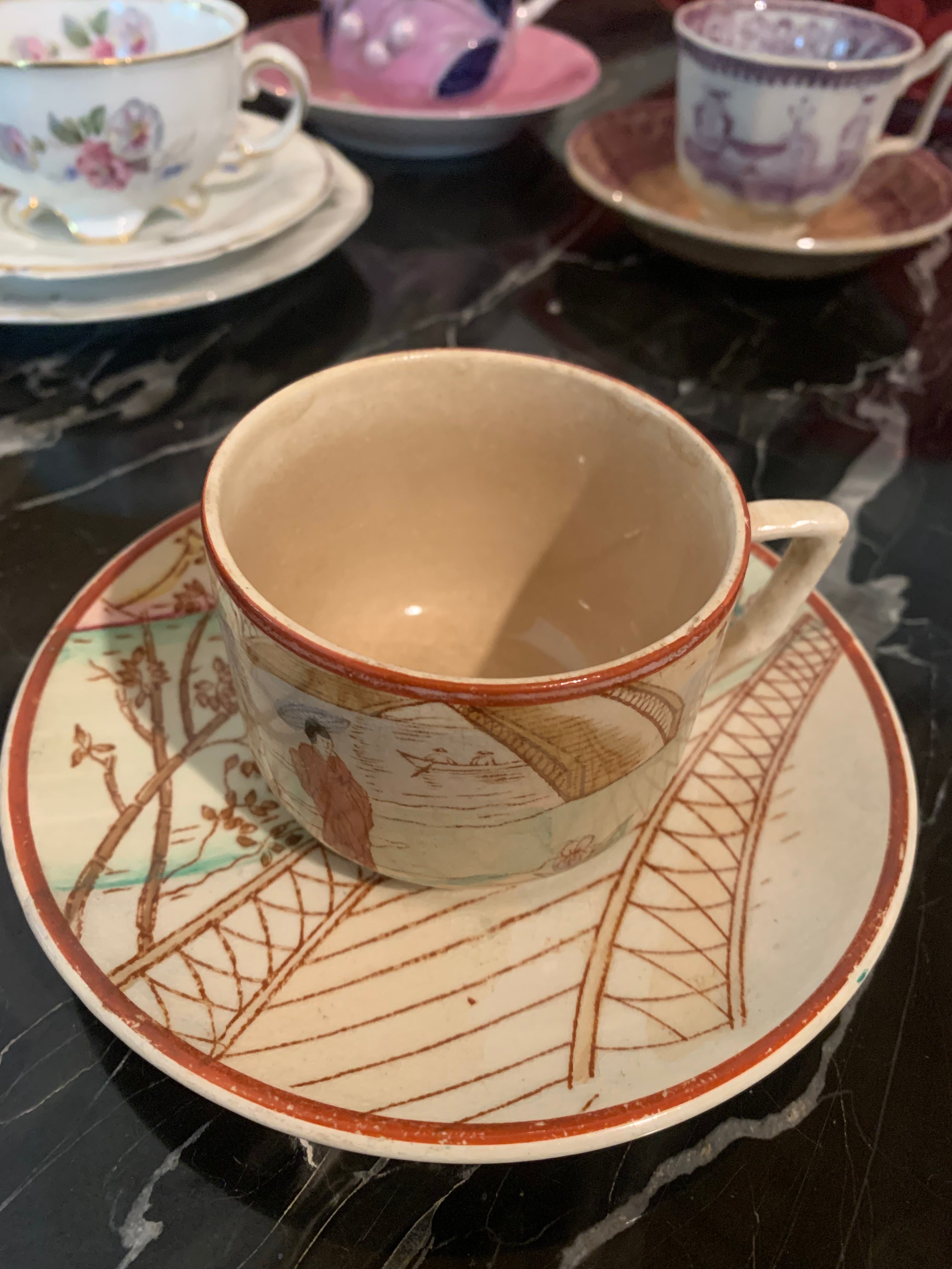 Lindíssima e muito antiga xícara de chá de porcelana com pintura a mão com tema oriental