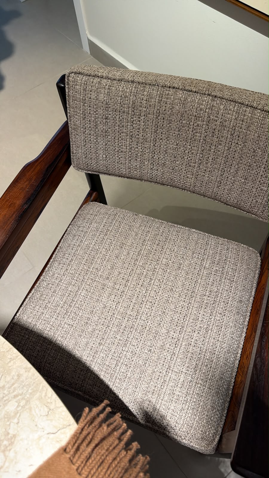 Poltrona Tião em Jacarandá maciço com tapeçaria renovada (possui Placa de patrimônio) 