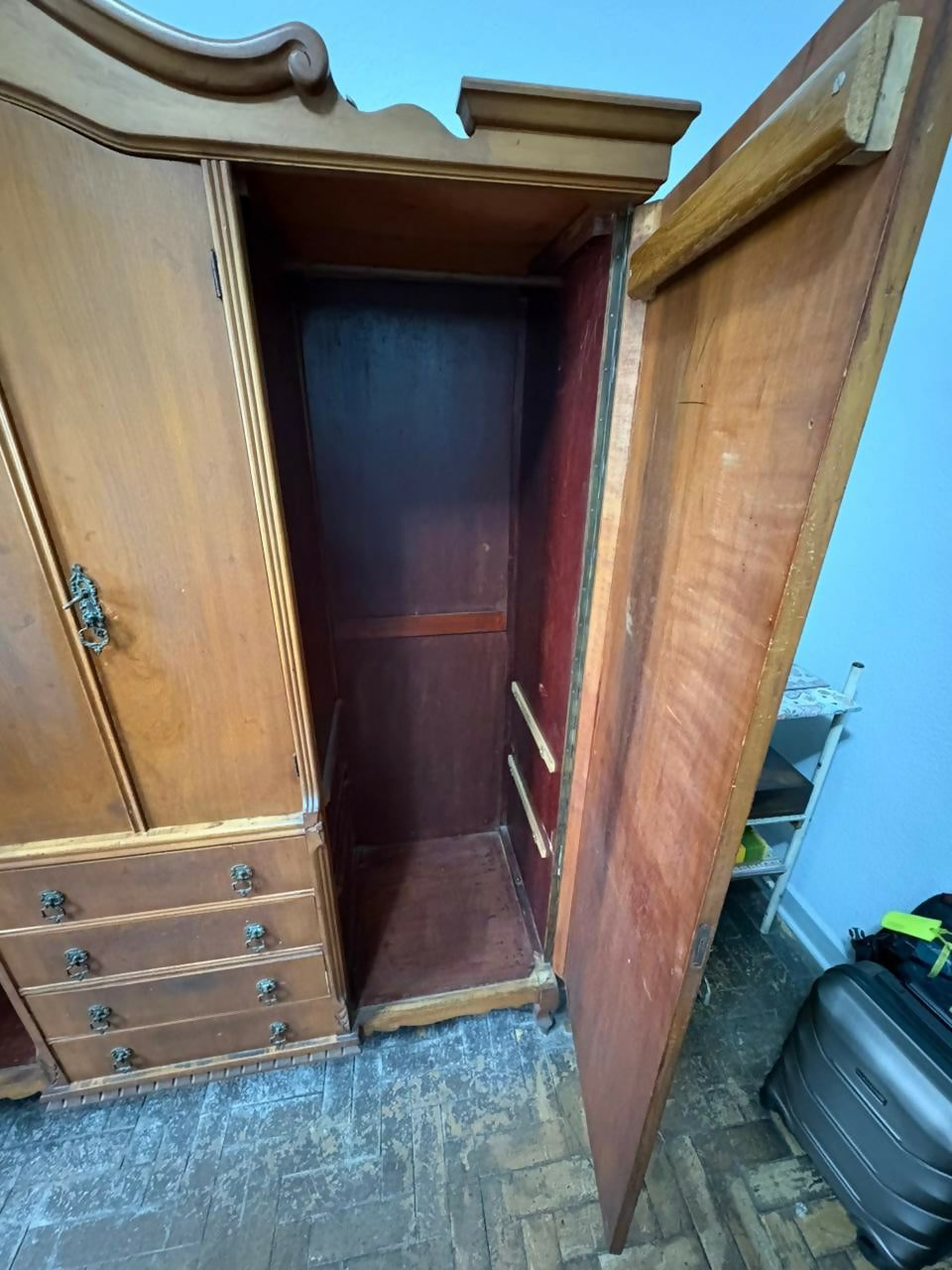 Guarda roupa em madeira clara