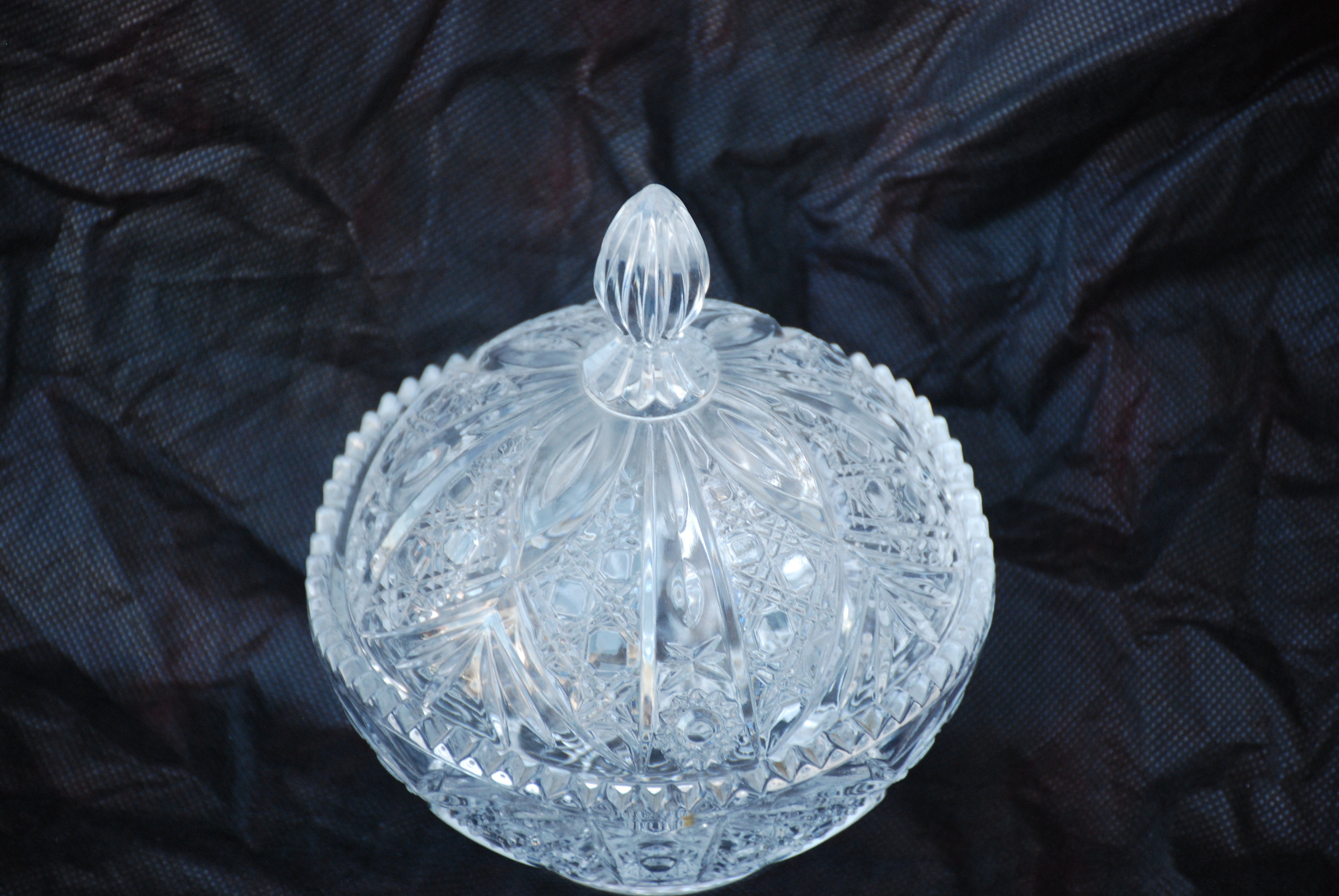 Bomboniere com tampa em cristal bohemia anos 70 - lapidado 18 x 15 , borda serrilhada