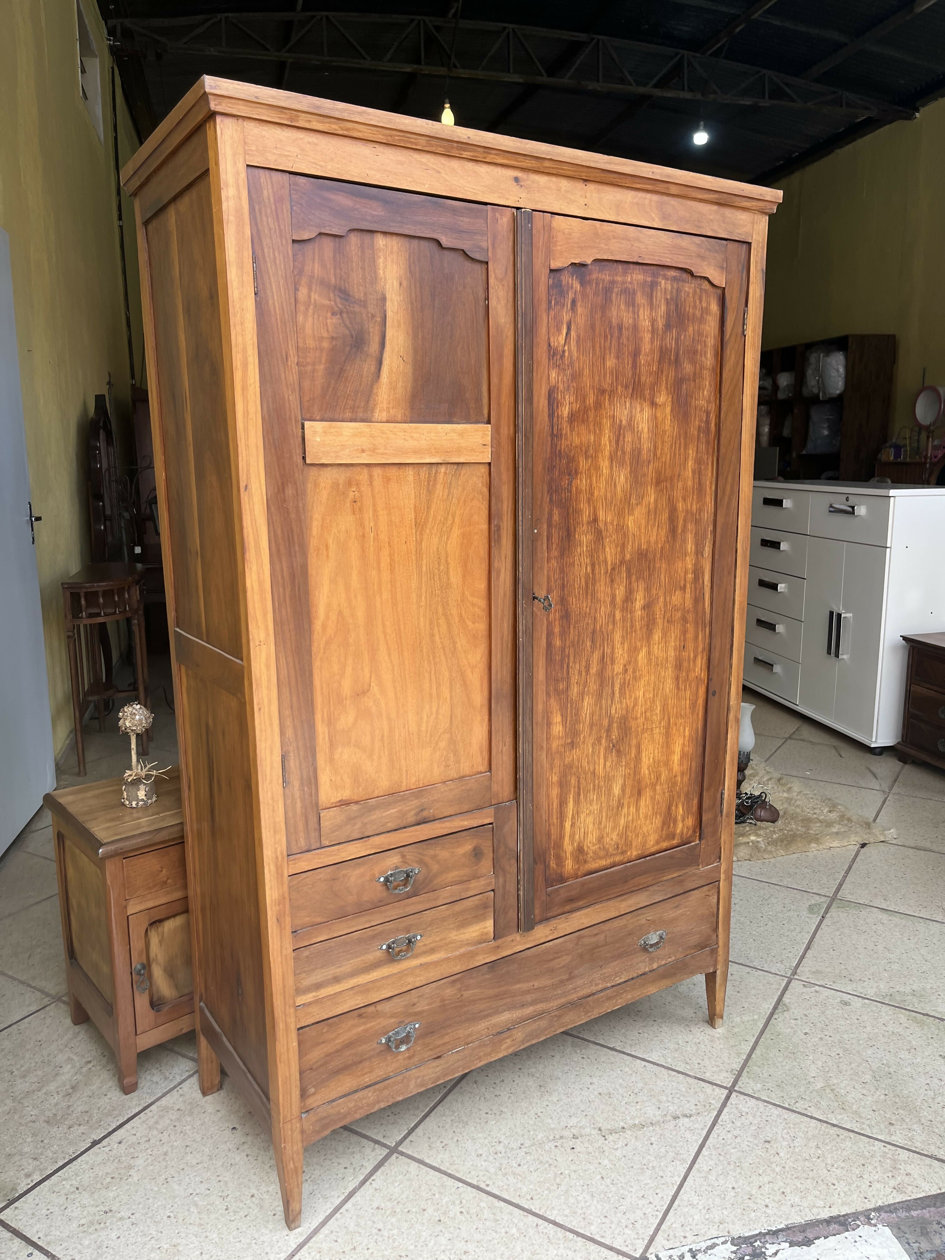 GUARDA ROUPA DE SOLTEIRO ANTIGO