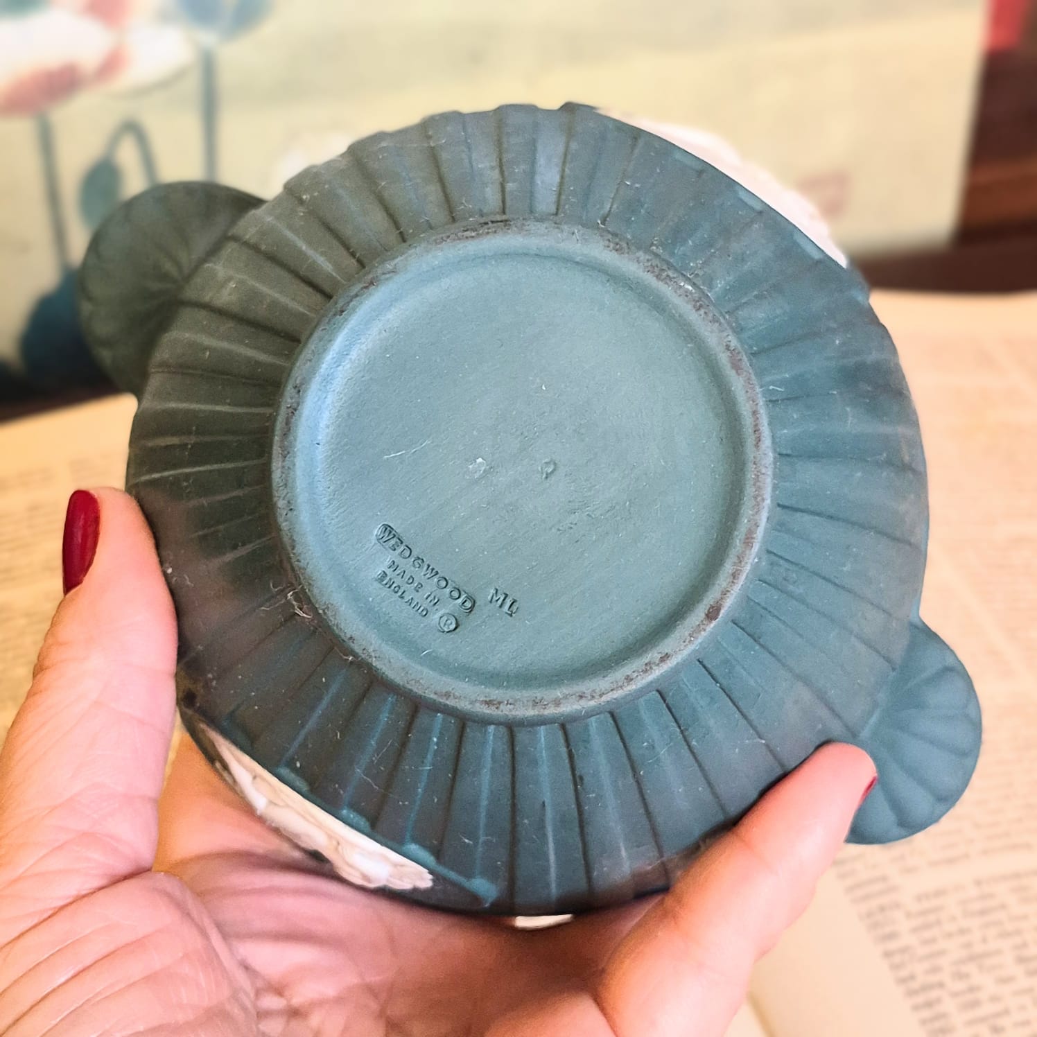 Bowl / tigela / porta treco em Jasperware Wedgwood na cor verde pinheiro, muito raro. Anos 70, com imagem de Baco no centro, alça dupla e canelado.