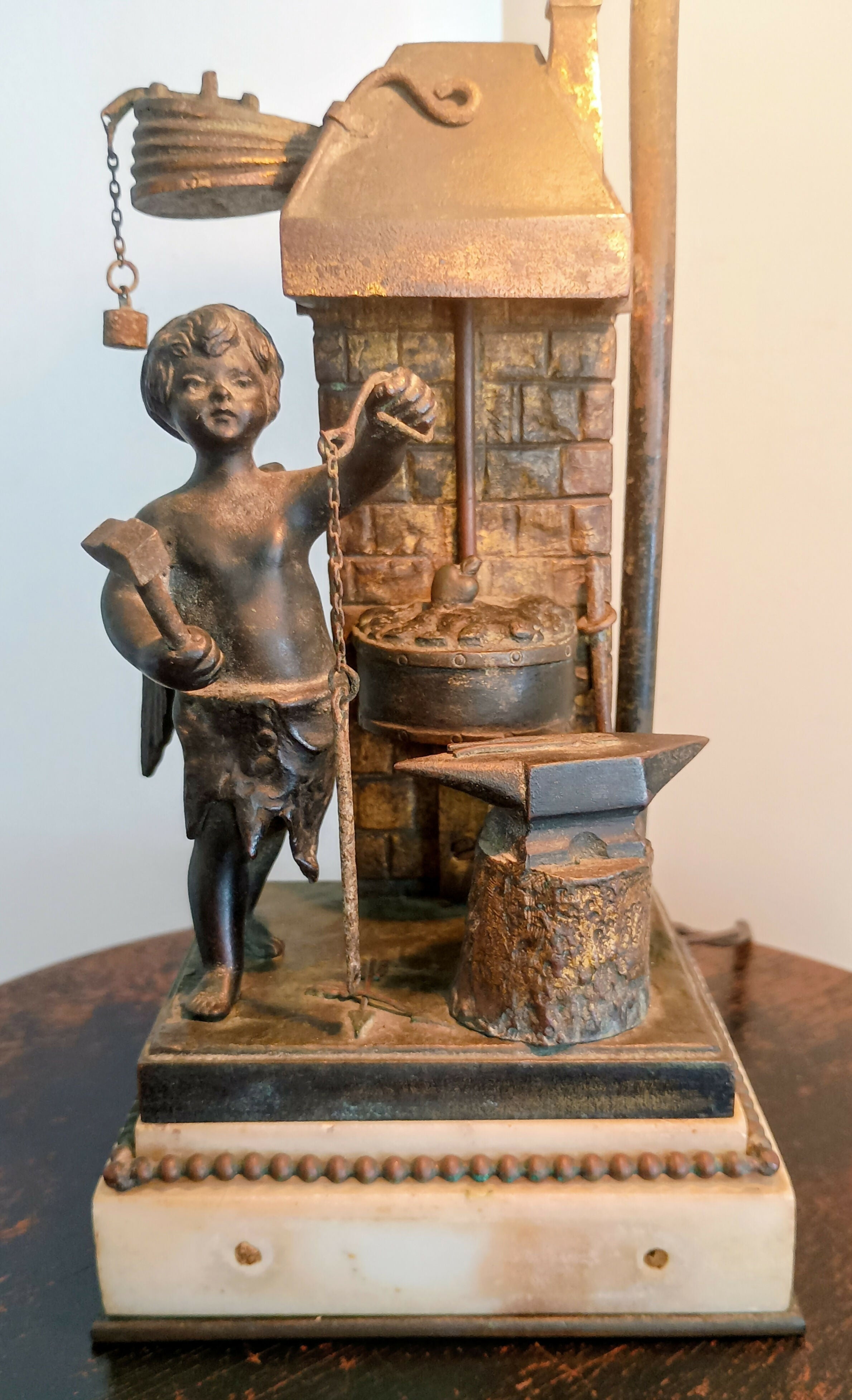 Luminária Antiga Art Déco com Putto (anjo) Ferreiro – Europa c. 1930 | 28 cm