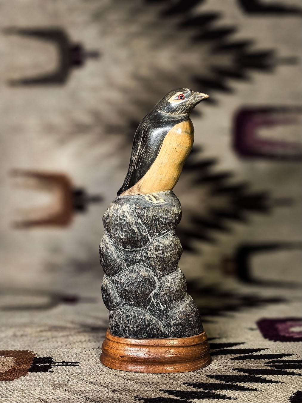 Escultura artesanal de pinguins em chifre bovino e madeira, segunda metade do século XX