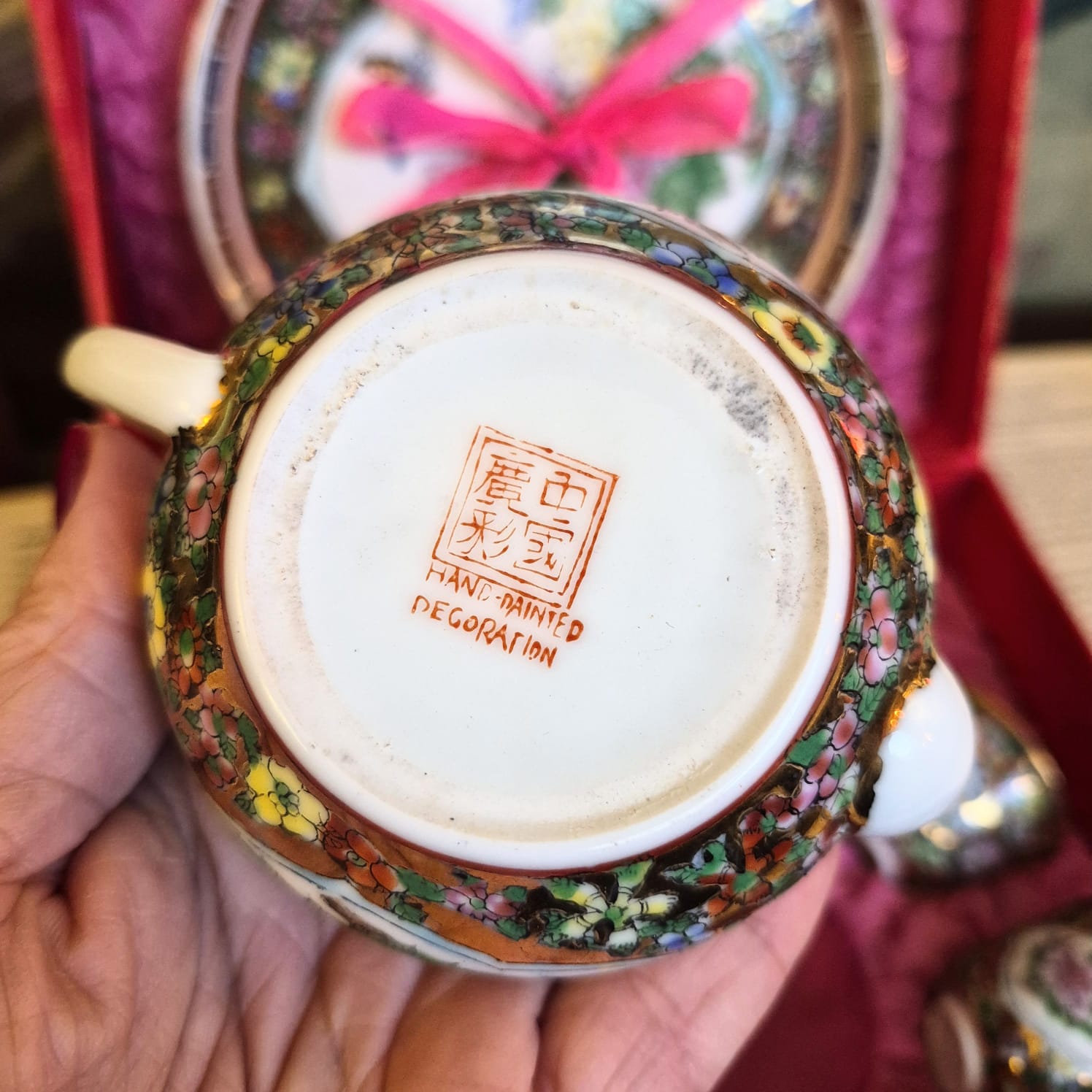 Pequeno, raro e lindíssimo conjunto de chá em porcelana chinesa Família Rosa - Rose Canton. Uma graça! Sem uso, na caixa original. 8 peças.