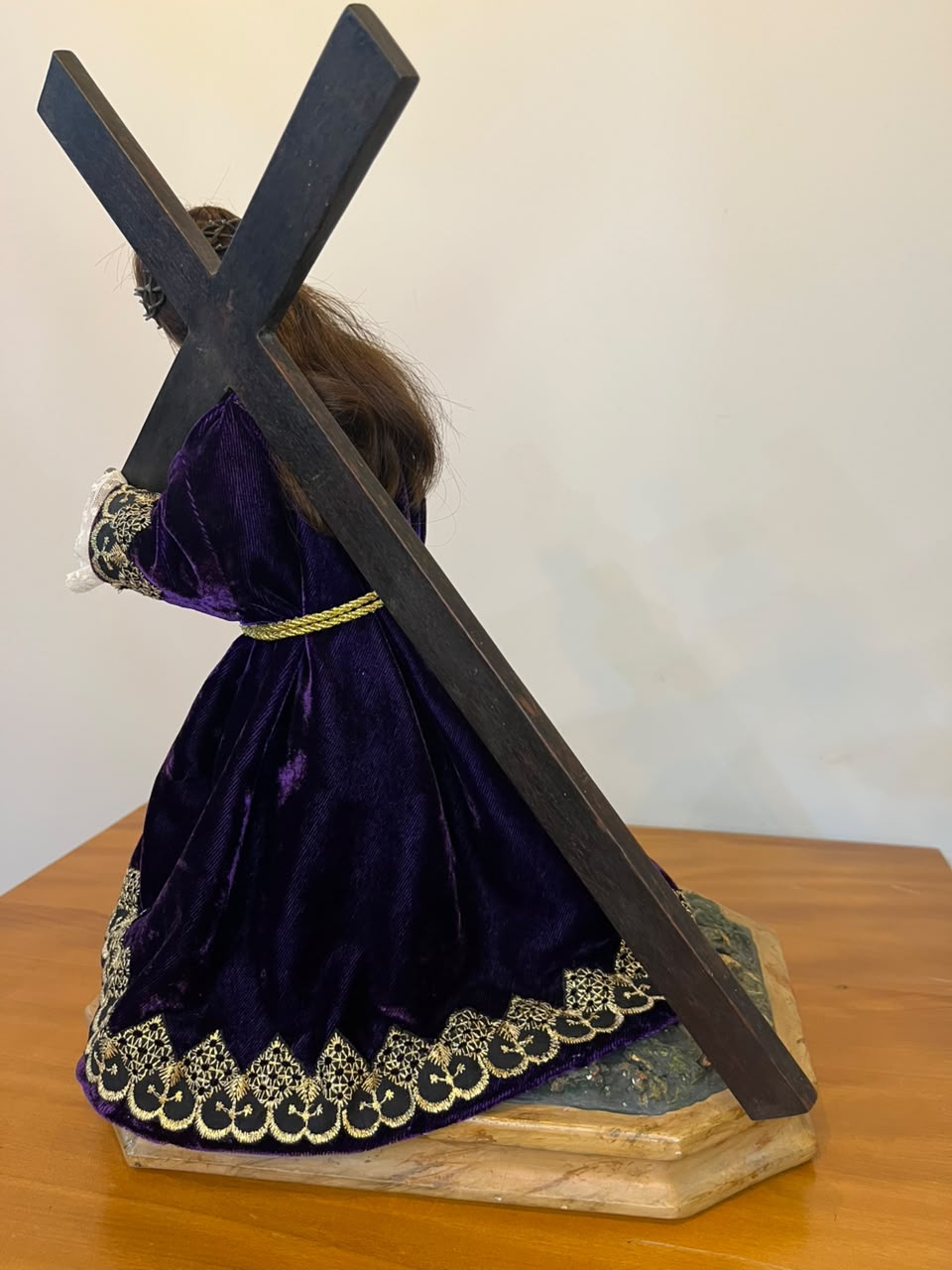 Imagem sacra de Jesus Nazareno em madeira com cabelos humanos – 33 cm
