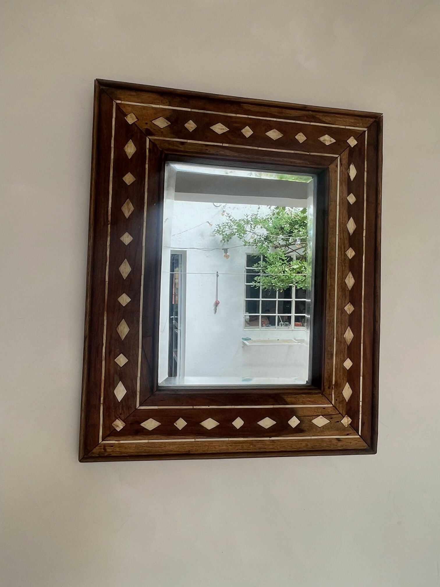 Espelho indiano de madeira com marchetaria em osso