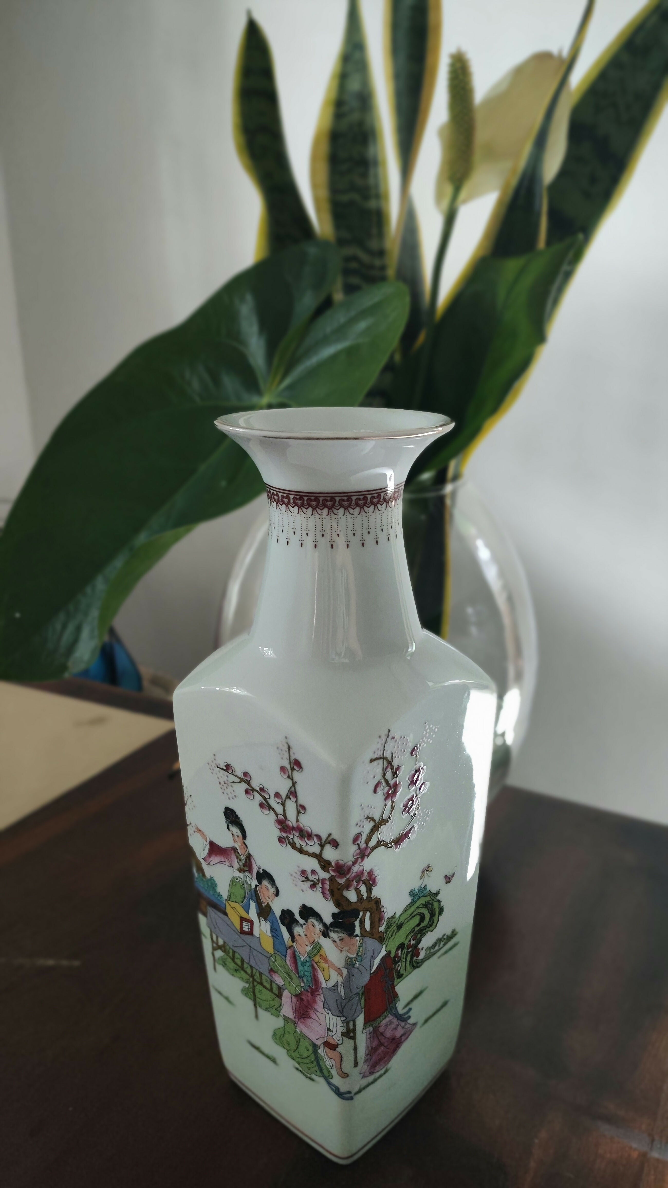 Vaso Oriental em porcelana com desenhos chineses