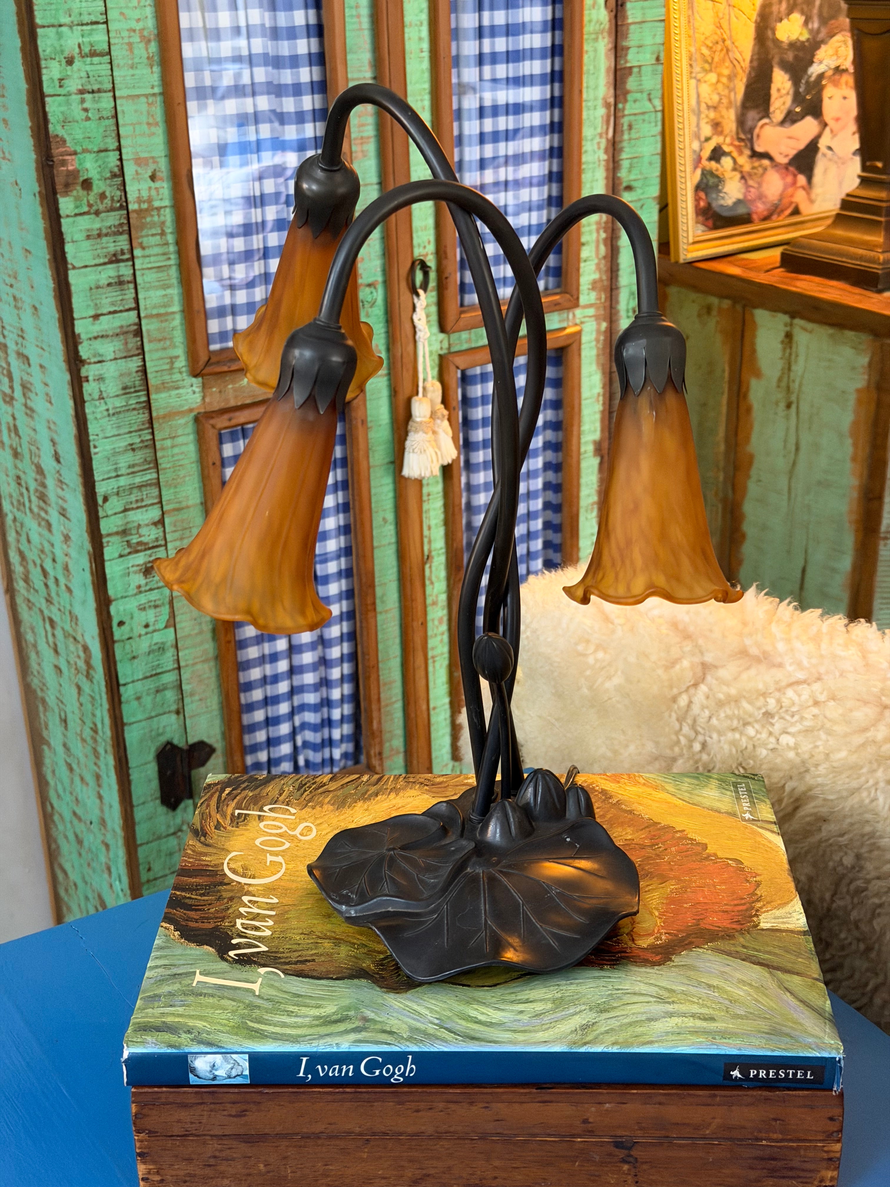 Maravilhosa e espetacular luminária de mesa de três luzes no estilo Art Nouveau vintage
